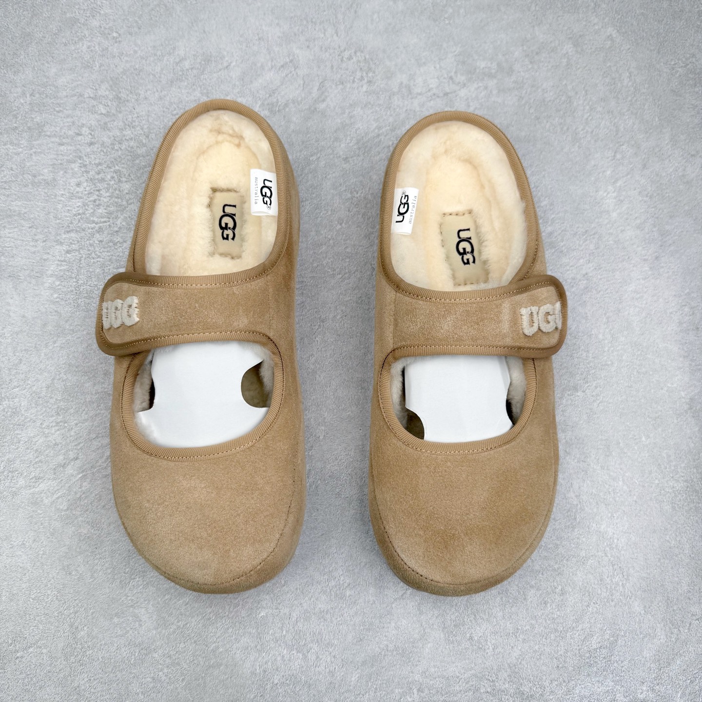 图片[2]-UGG 5215 玛丽珍 穆勒拖鞋 1.5CM薄底 女款 小红书爆款 广州外贸大厂生产 鞋头到鞋垫真羊皮毛一体 独立外盒包装 工艺 区别市面任何版本 1.5Ccm薄底 独立原版开发大底 羊绒鞋垫 冬季保暖外出 家居都是很适合的选择 今年uug推出款式系列 局部偏向年轻消费者喜好 也走到时尚潮流穿搭的前沿 鞋身材质 翻毛皮鞋面 17毫米UGGPURE™植入式羊毛内底 轻便防滑舒适橡胶外底 带有品牌LOGO商标 带全套包装 尺码：35 36 37 38 39 40-选品中心