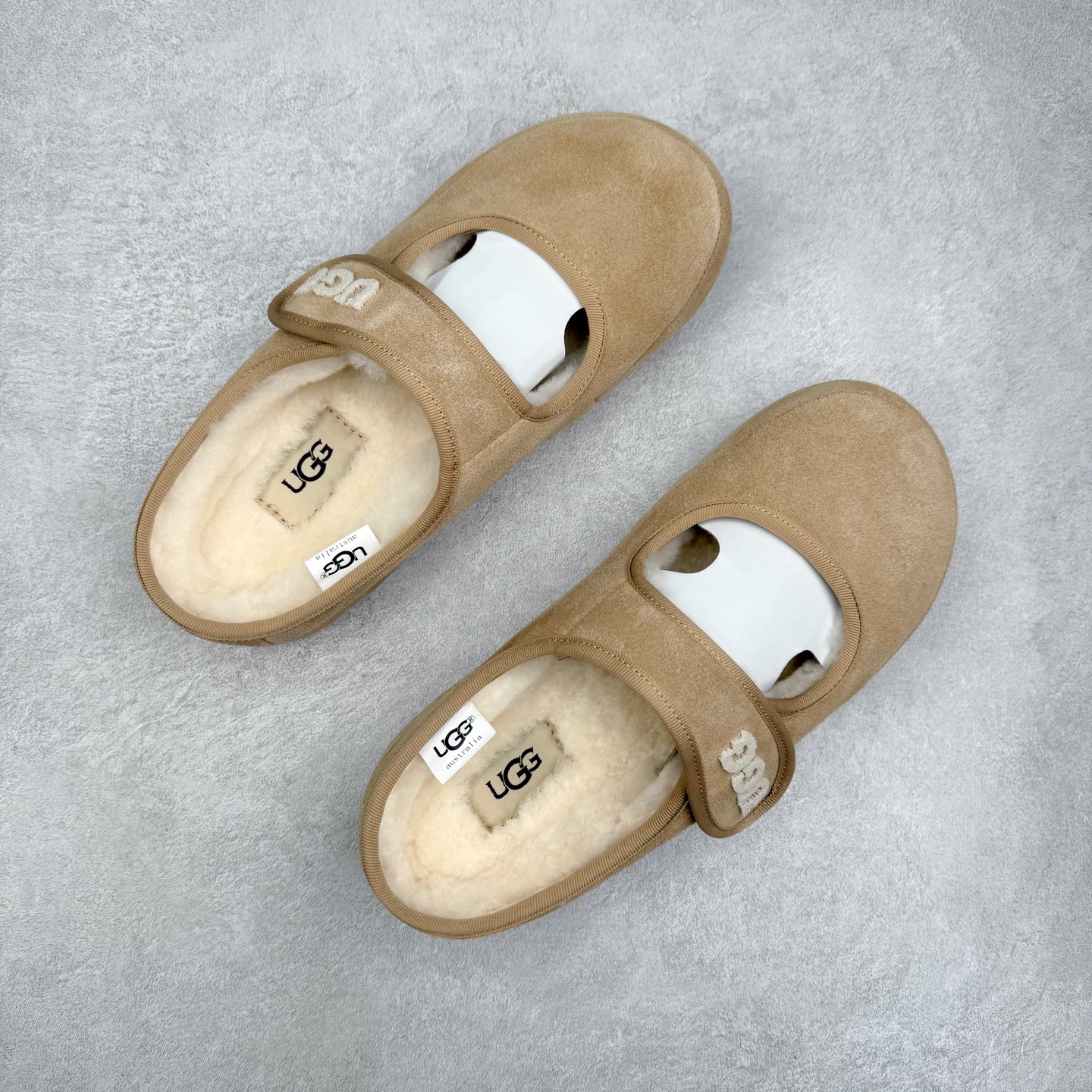 图片[3]-UGG 5215 玛丽珍 穆勒拖鞋 1.5CM薄底 女款 小红书爆款 广州外贸大厂生产 鞋头到鞋垫真羊皮毛一体 独立外盒包装 工艺 区别市面任何版本 1.5Ccm薄底 独立原版开发大底 羊绒鞋垫 冬季保暖外出 家居都是很适合的选择 今年uug推出款式系列 局部偏向年轻消费者喜好 也走到时尚潮流穿搭的前沿 鞋身材质 翻毛皮鞋面 17毫米UGGPURE™植入式羊毛内底 轻便防滑舒适橡胶外底 带有品牌LOGO商标 带全套包装 尺码：35 36 37 38 39 40-选品中心