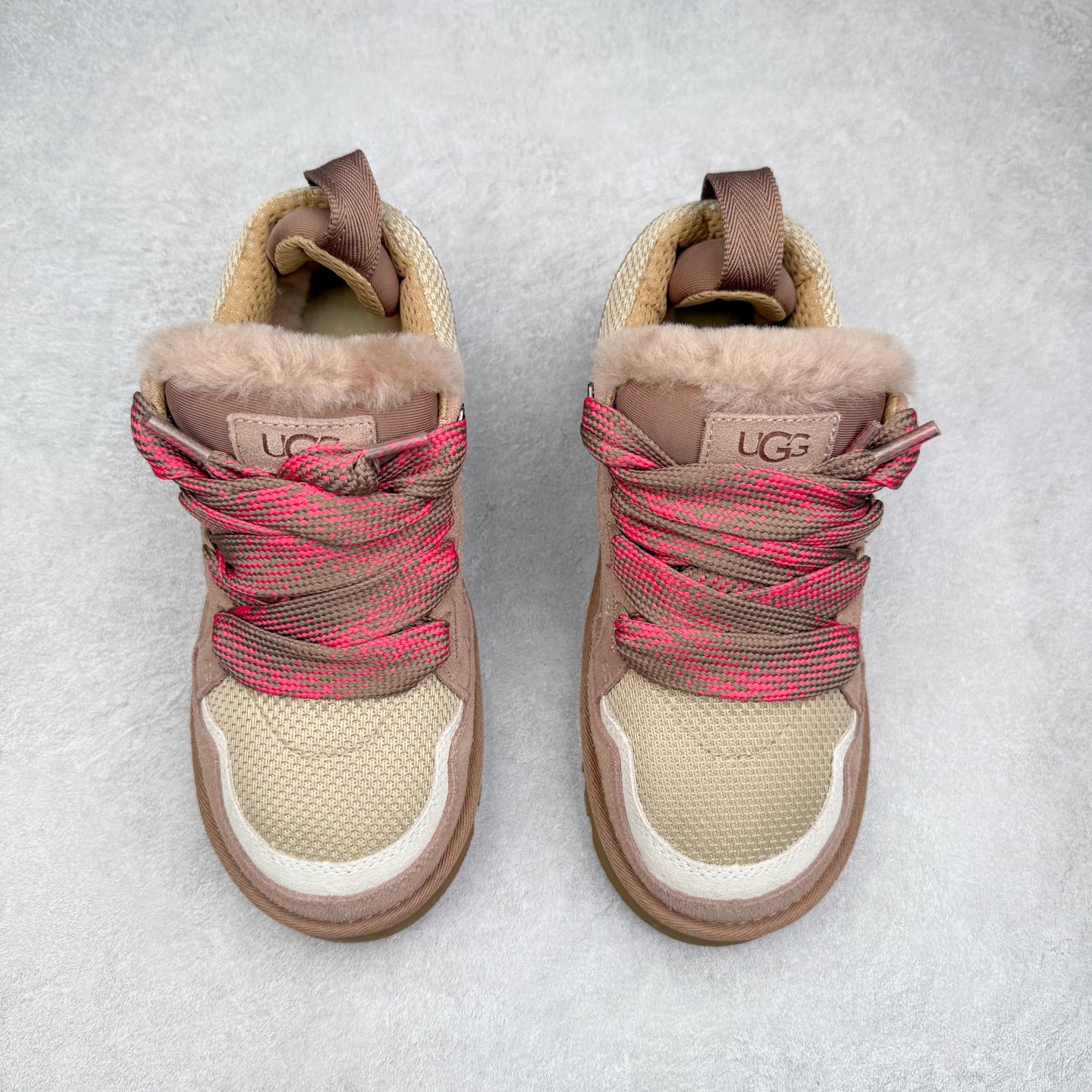 图片[2]-UGG 4032 梅尔秋冬羊皮毛一体雪地靴 全鞋采用ZP同厂 隆丰A级澳洲进口羊皮毛一体 品牌代工厂生产线 完全遵循ZP工艺流程 代工厂原厂版师 秉承无原鞋不开发选择 注重每一处细节 市面最正版型 TREADLITE\\\”轻翼\\\”科技外底 轻便/耐用/柔韧/桩型【售后郑重承诺】一个月内若出现重大脱胶/断底等质量问题 直接为您换新！尺码：35 36 37 38 39 40 41 42 43-选品中心