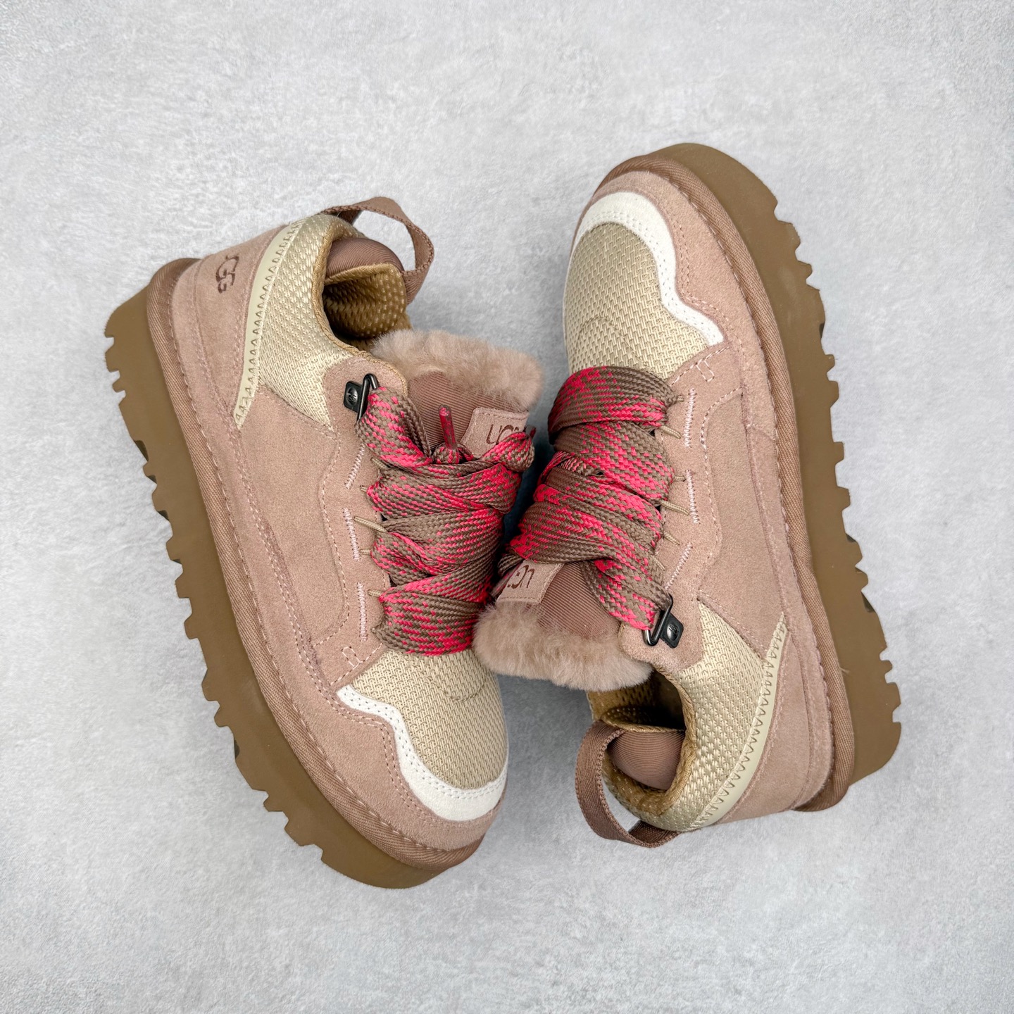 图片[3]-UGG 4032 梅尔秋冬羊皮毛一体雪地靴 全鞋采用ZP同厂 隆丰A级澳洲进口羊皮毛一体 品牌代工厂生产线 完全遵循ZP工艺流程 代工厂原厂版师 秉承无原鞋不开发选择 注重每一处细节 市面最正版型 TREADLITE\\\”轻翼\\\”科技外底 轻便/耐用/柔韧/桩型【售后郑重承诺】一个月内若出现重大脱胶/断底等质量问题 直接为您换新！尺码：35 36 37 38 39 40 41 42 43-选品中心