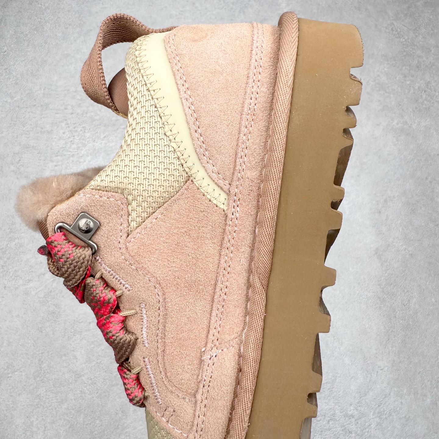 图片[7]-UGG 4032 梅尔秋冬羊皮毛一体雪地靴 全鞋采用ZP同厂 隆丰A级澳洲进口羊皮毛一体 品牌代工厂生产线 完全遵循ZP工艺流程 代工厂原厂版师 秉承无原鞋不开发选择 注重每一处细节 市面最正版型 TREADLITE\\\”轻翼\\\”科技外底 轻便/耐用/柔韧/桩型【售后郑重承诺】一个月内若出现重大脱胶/断底等质量问题 直接为您换新！尺码：35 36 37 38 39 40 41 42 43-选品中心