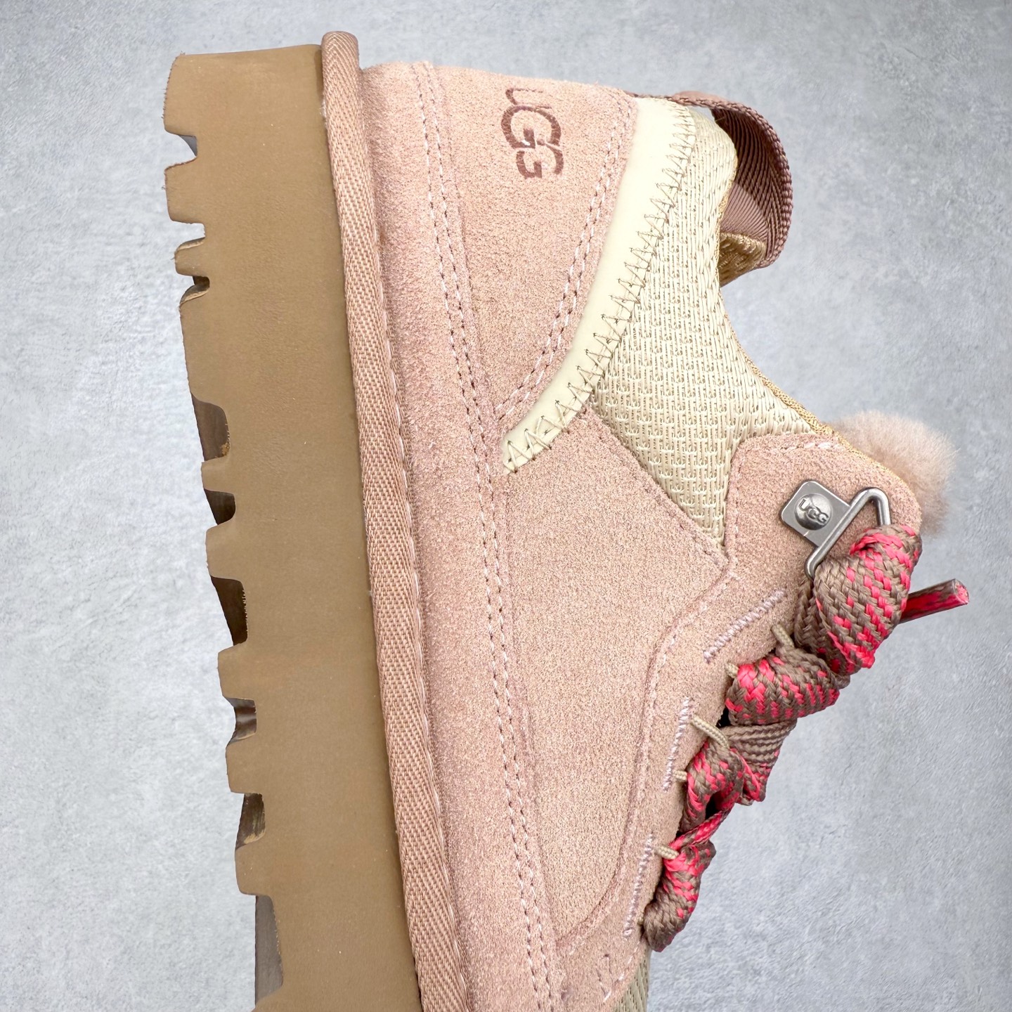 图片[6]-UGG 4032 梅尔秋冬羊皮毛一体雪地靴 全鞋采用ZP同厂 隆丰A级澳洲进口羊皮毛一体 品牌代工厂生产线 完全遵循ZP工艺流程 代工厂原厂版师 秉承无原鞋不开发选择 注重每一处细节 市面最正版型 TREADLITE\\\”轻翼\\\”科技外底 轻便/耐用/柔韧/桩型【售后郑重承诺】一个月内若出现重大脱胶/断底等质量问题 直接为您换新！尺码：35 36 37 38 39 40 41 42 43-选品中心