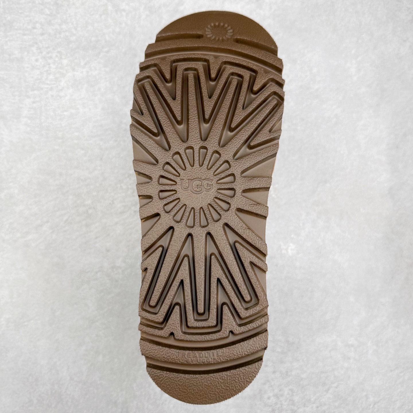 图片[9]-UGG 4032 梅尔秋冬羊皮毛一体雪地靴 全鞋采用ZP同厂 隆丰A级澳洲进口羊皮毛一体 品牌代工厂生产线 完全遵循ZP工艺流程 代工厂原厂版师 秉承无原鞋不开发选择 注重每一处细节 市面最正版型 TREADLITE\\\”轻翼\\\”科技外底 轻便/耐用/柔韧/桩型【售后郑重承诺】一个月内若出现重大脱胶/断底等质量问题 直接为您换新！尺码：35 36 37 38 39 40 41 42 43-选品中心