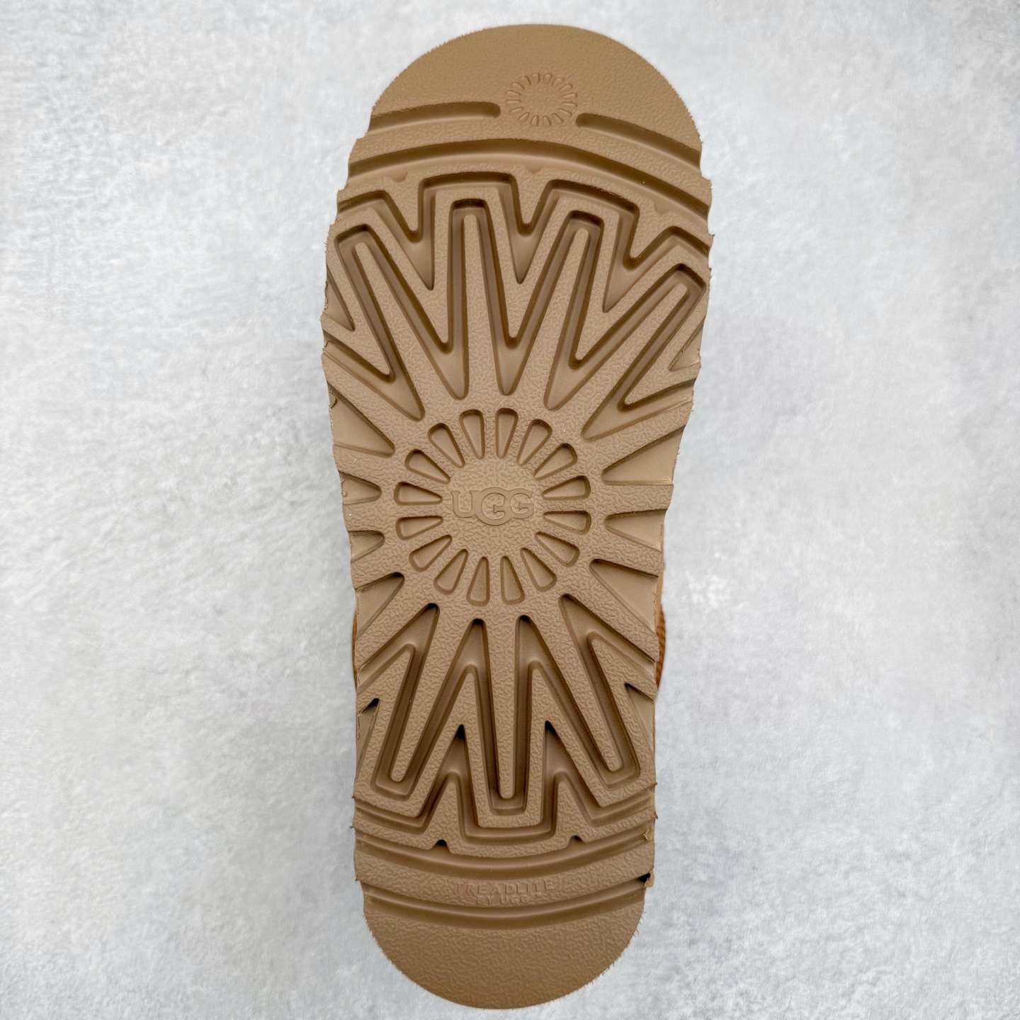 图片[9]-UGG 4032 梅尔秋冬羊皮毛一体雪地靴 全鞋采用ZP同厂 隆丰A级澳洲进口羊皮毛一体 品牌代工厂生产线 完全遵循ZP工艺流程 代工厂原厂版师 秉承无原鞋不开发选择 注重每一处细节 市面最正版型 TREADLITE\\\”轻翼\\\”科技外底 轻便/耐用/柔韧/桩型【售后郑重承诺】一个月内若出现重大脱胶/断底等质量问题 直接为您换新！尺码：35 36 37 38 39 40 41 42 43-选品中心