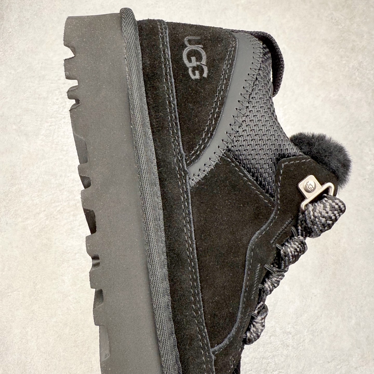 图片[6]-UGG 4032 梅尔秋冬羊皮毛一体雪地靴 全鞋采用ZP同厂 隆丰A级澳洲进口羊皮毛一体 品牌代工厂生产线 完全遵循ZP工艺流程 代工厂原厂版师 秉承无原鞋不开发选择 注重每一处细节 市面最正版型 TREADLITE\\\”轻翼\\\”科技外底 轻便/耐用/柔韧/桩型【售后郑重承诺】一个月内若出现重大脱胶/断底等质量问题 直接为您换新！尺码：35 36 37 38 39 40 41 42 43-选品中心