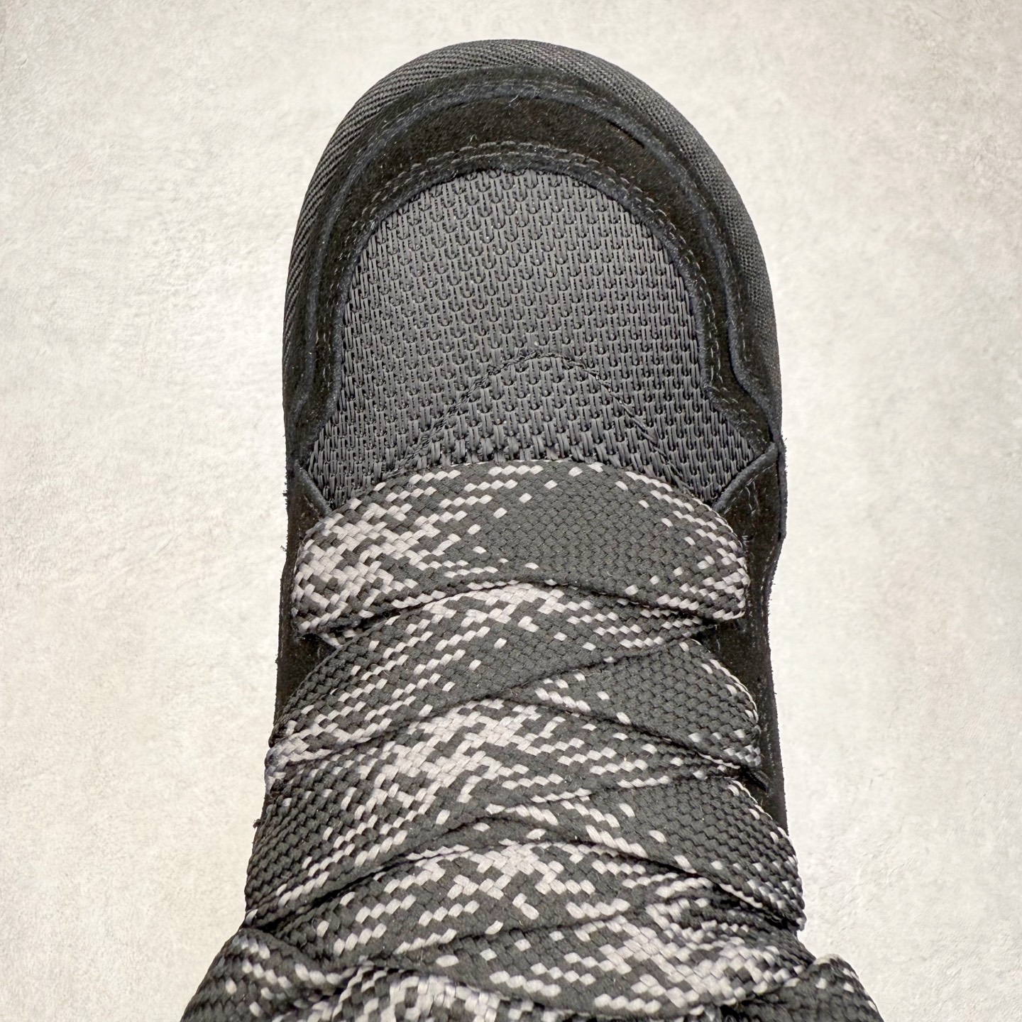 图片[4]-UGG 4032 梅尔秋冬羊皮毛一体雪地靴 全鞋采用ZP同厂 隆丰A级澳洲进口羊皮毛一体 品牌代工厂生产线 完全遵循ZP工艺流程 代工厂原厂版师 秉承无原鞋不开发选择 注重每一处细节 市面最正版型 TREADLITE\\\”轻翼\\\”科技外底 轻便/耐用/柔韧/桩型【售后郑重承诺】一个月内若出现重大脱胶/断底等质量问题 直接为您换新！尺码：35 36 37 38 39 40 41 42 43-选品中心