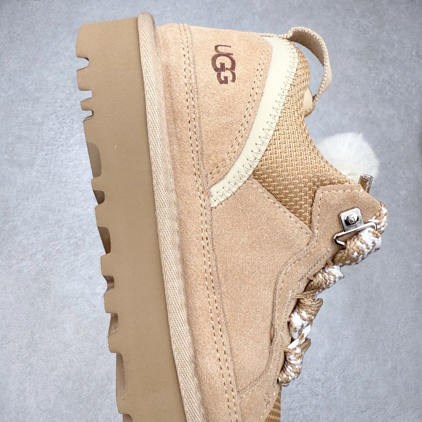 图片[6]-UGG 4032 梅尔秋冬羊皮毛一体雪地靴 全鞋采用ZP同厂 隆丰A级澳洲进口羊皮毛一体 品牌代工厂生产线 完全遵循ZP工艺流程 代工厂原厂版师 秉承无原鞋不开发选择 注重每一处细节 市面最正版型 TREADLITE\\\”轻翼\\\”科技外底 轻便/耐用/柔韧/桩型【售后郑重承诺】一个月内若出现重大脱胶/断底等质量问题 直接为您换新！尺码：35 36 37 38 39 40 41 42 43-选品中心