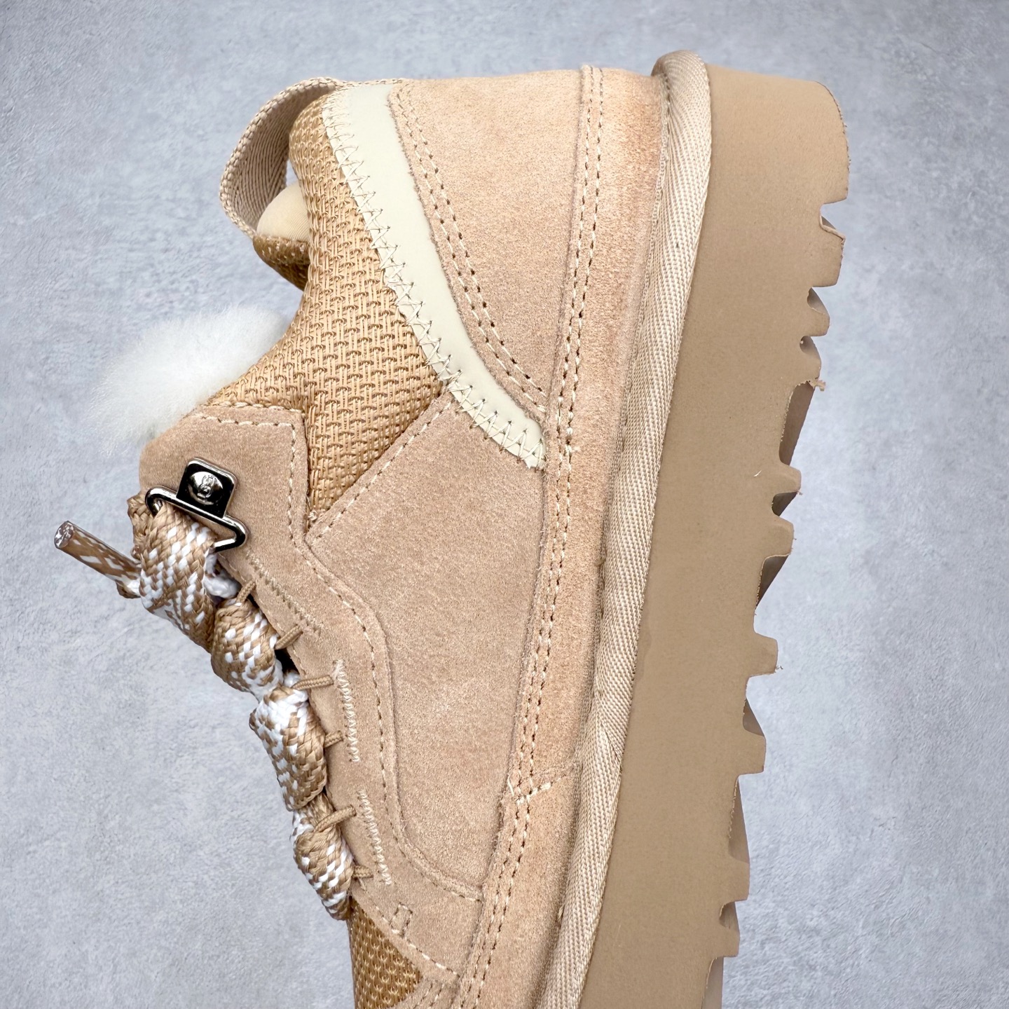 图片[7]-UGG 4032 梅尔秋冬羊皮毛一体雪地靴 全鞋采用ZP同厂 隆丰A级澳洲进口羊皮毛一体 品牌代工厂生产线 完全遵循ZP工艺流程 代工厂原厂版师 秉承无原鞋不开发选择 注重每一处细节 市面最正版型 TREADLITE\\\”轻翼\\\”科技外底 轻便/耐用/柔韧/桩型【售后郑重承诺】一个月内若出现重大脱胶/断底等质量问题 直接为您换新！尺码：35 36 37 38 39 40 41 42 43-选品中心