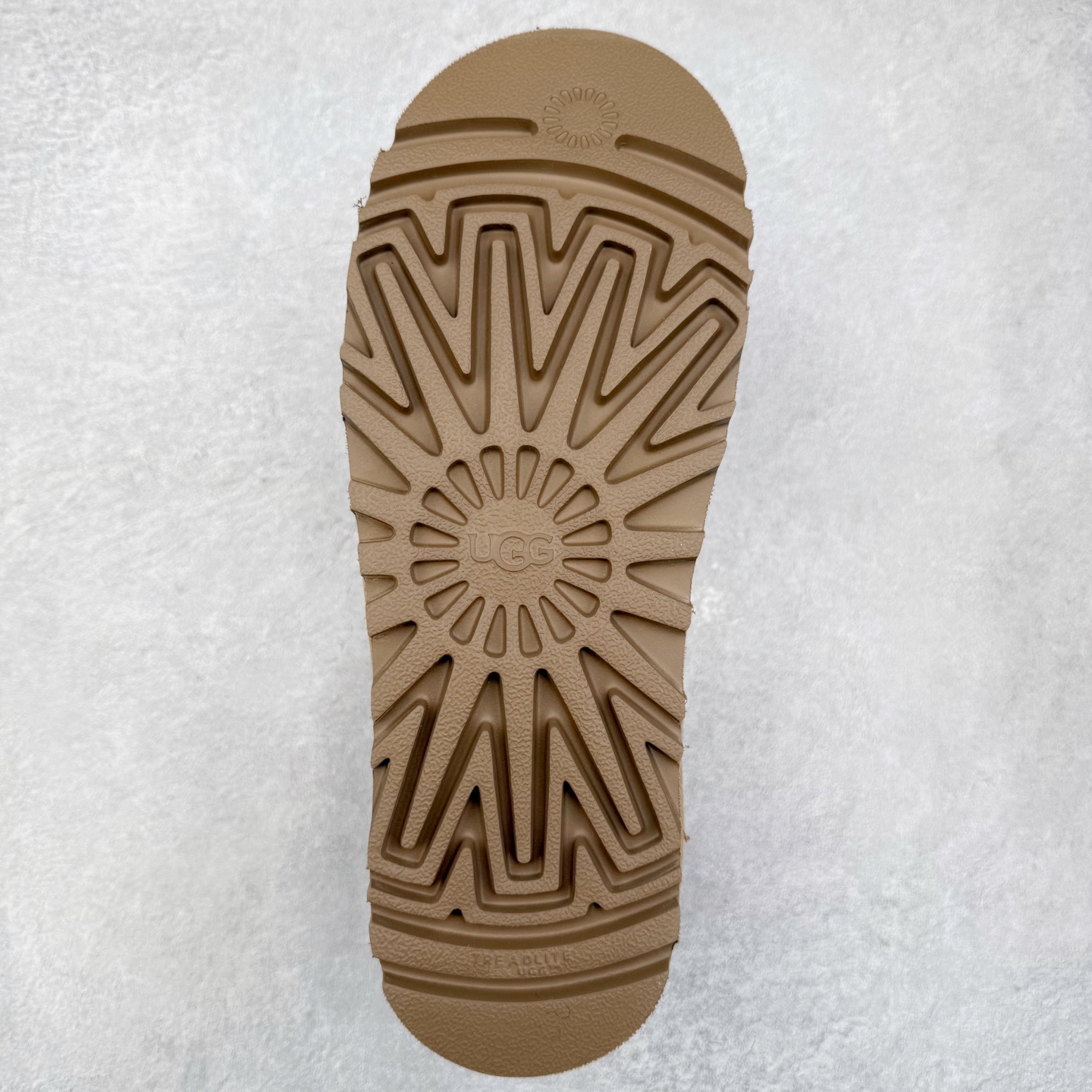 图片[9]-UGG 4032 梅尔秋冬羊皮毛一体雪地靴 全鞋采用ZP同厂 隆丰A级澳洲进口羊皮毛一体 品牌代工厂生产线 完全遵循ZP工艺流程 代工厂原厂版师 秉承无原鞋不开发选择 注重每一处细节 市面最正版型 TREADLITE\\\”轻翼\\\”科技外底 轻便/耐用/柔韧/桩型【售后郑重承诺】一个月内若出现重大脱胶/断底等质量问题 直接为您换新！尺码：35 36 37 38 39 40 41 42 43-选品中心