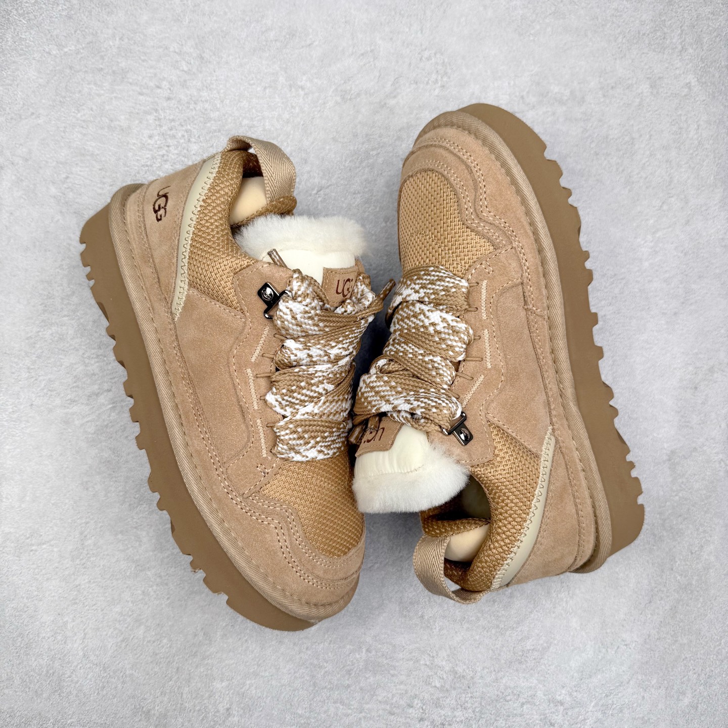 图片[3]-UGG 4032 梅尔秋冬羊皮毛一体雪地靴 全鞋采用ZP同厂 隆丰A级澳洲进口羊皮毛一体 品牌代工厂生产线 完全遵循ZP工艺流程 代工厂原厂版师 秉承无原鞋不开发选择 注重每一处细节 市面最正版型 TREADLITE\\\”轻翼\\\”科技外底 轻便/耐用/柔韧/桩型【售后郑重承诺】一个月内若出现重大脱胶/断底等质量问题 直接为您换新！尺码：35 36 37 38 39 40 41 42 43-选品中心