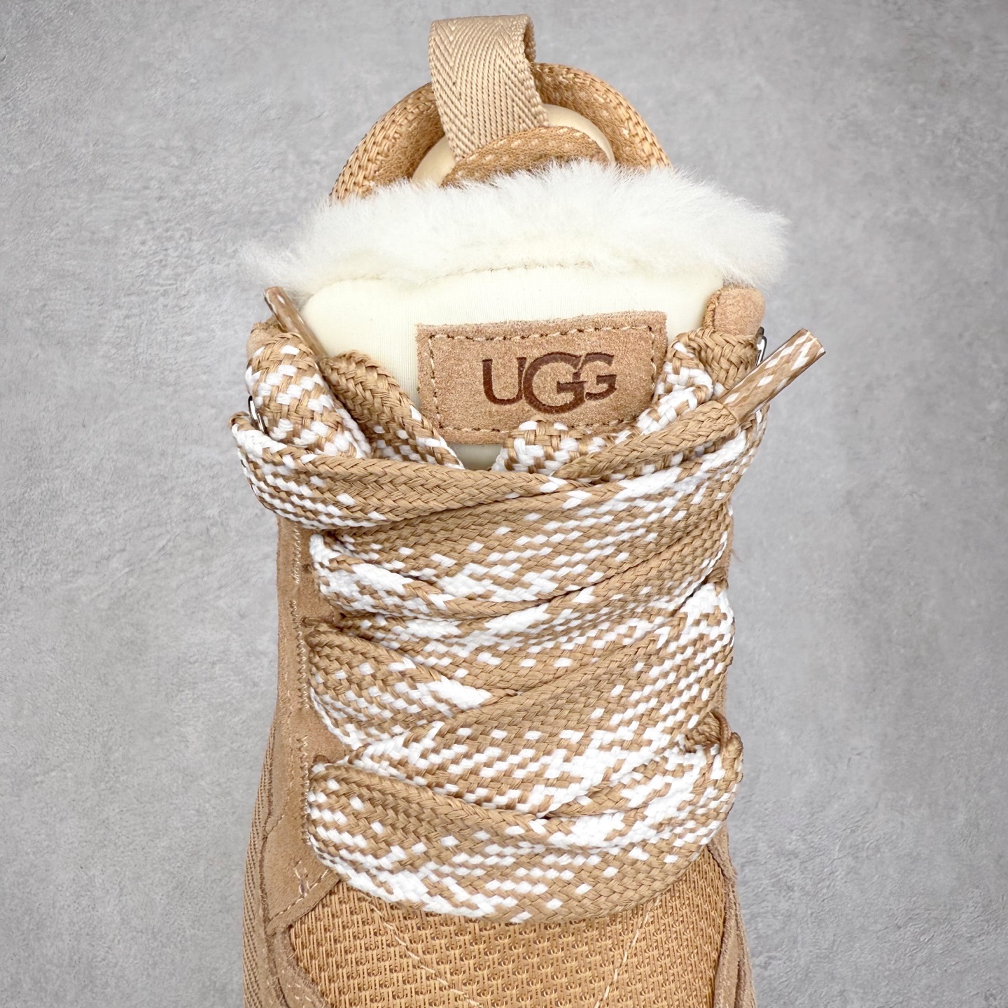 图片[5]-UGG 4032 梅尔秋冬羊皮毛一体雪地靴 全鞋采用ZP同厂 隆丰A级澳洲进口羊皮毛一体 品牌代工厂生产线 完全遵循ZP工艺流程 代工厂原厂版师 秉承无原鞋不开发选择 注重每一处细节 市面最正版型 TREADLITE\\\”轻翼\\\”科技外底 轻便/耐用/柔韧/桩型【售后郑重承诺】一个月内若出现重大脱胶/断底等质量问题 直接为您换新！尺码：35 36 37 38 39 40 41 42 43-选品中心