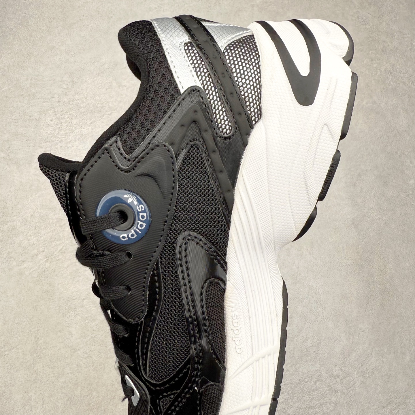 图片[7]-AD Original Astir 耐磨复古运动休闲鞋 GZ3569 鞋款灵感来自2000年代的跑步款式 鞋面和超大号孔眼进行更新复古色系搭配经典蓝白色 金色线条贯穿鞋身 增强鞋整体的流线感拼接设计 整体更显得有层次感，更有老爹鞋的味道网面透气设计 夏日出门也不会感到闷脚既舒适又透气带点稍微厚底的中底特殊材料 上脚偏软非常显高显瘦 休闲运动都可以搭配 尺码：35.5 36 36.5 37.5 38 38.5 39 40 40.5 41 42 42.5 43 44 44.5 45-选品中心