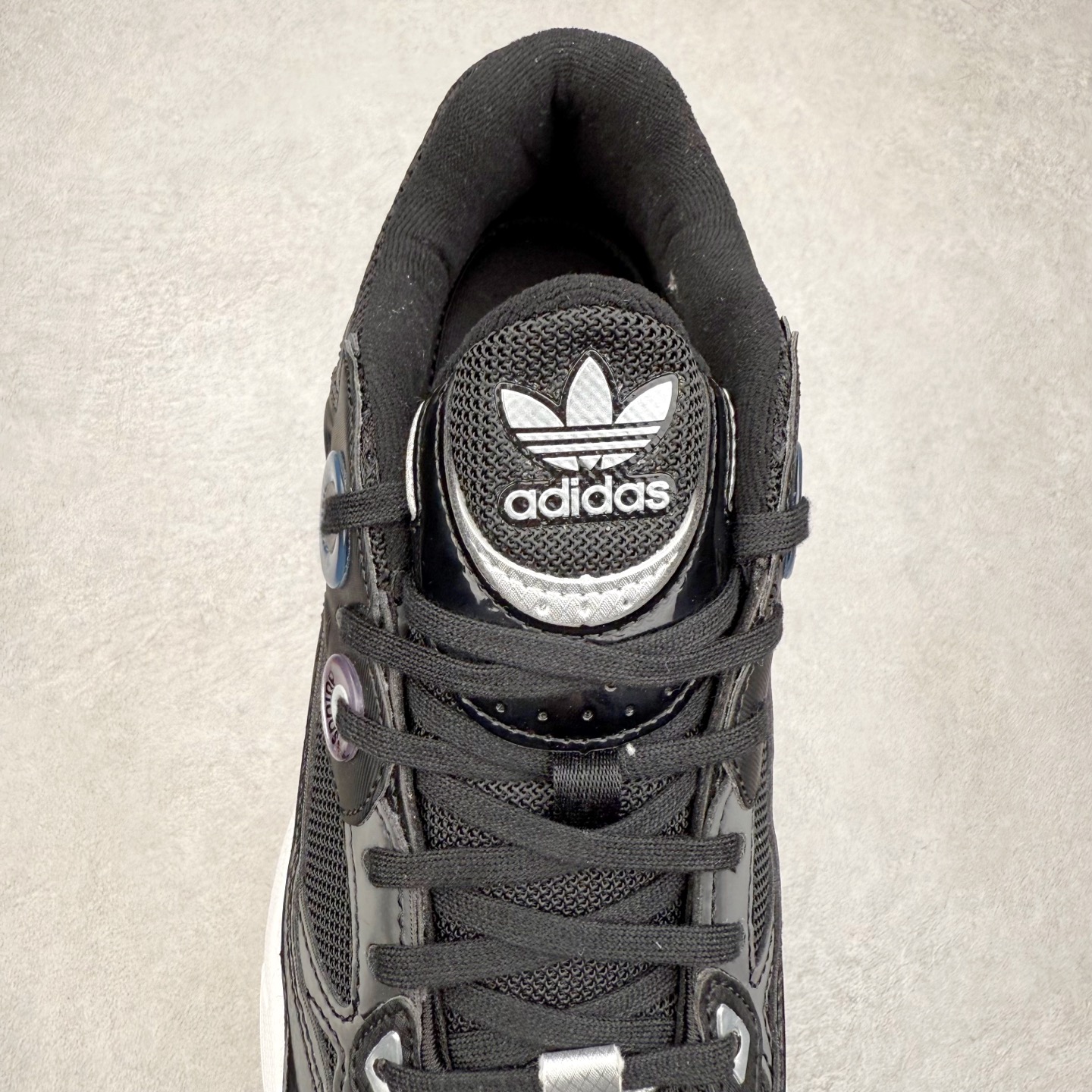 图片[5]-AD Original Astir 耐磨复古运动休闲鞋 GZ3569 鞋款灵感来自2000年代的跑步款式 鞋面和超大号孔眼进行更新复古色系搭配经典蓝白色 金色线条贯穿鞋身 增强鞋整体的流线感拼接设计 整体更显得有层次感，更有老爹鞋的味道网面透气设计 夏日出门也不会感到闷脚既舒适又透气带点稍微厚底的中底特殊材料 上脚偏软非常显高显瘦 休闲运动都可以搭配 尺码：35.5 36 36.5 37.5 38 38.5 39 40 40.5 41 42 42.5 43 44 44.5 45-选品中心