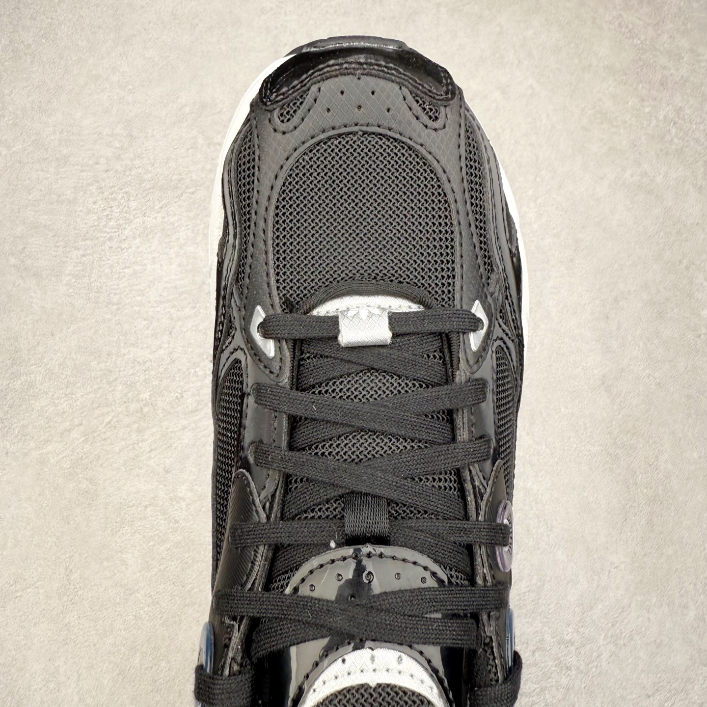 图片[4]-AD Original Astir 耐磨复古运动休闲鞋 GZ3569 鞋款灵感来自2000年代的跑步款式 鞋面和超大号孔眼进行更新复古色系搭配经典蓝白色 金色线条贯穿鞋身 增强鞋整体的流线感拼接设计 整体更显得有层次感，更有老爹鞋的味道网面透气设计 夏日出门也不会感到闷脚既舒适又透气带点稍微厚底的中底特殊材料 上脚偏软非常显高显瘦 休闲运动都可以搭配 尺码：35.5 36 36.5 37.5 38 38.5 39 40 40.5 41 42 42.5 43 44 44.5 45-选品中心