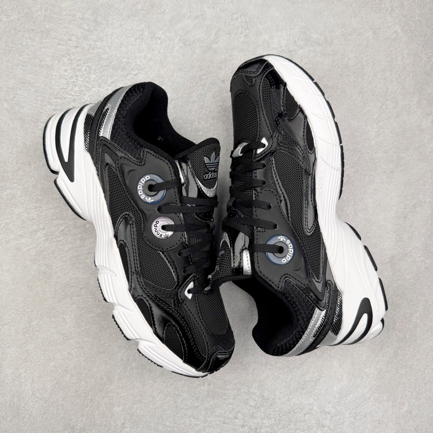 图片[3]-AD Original Astir 耐磨复古运动休闲鞋 GZ3569 鞋款灵感来自2000年代的跑步款式 鞋面和超大号孔眼进行更新复古色系搭配经典蓝白色 金色线条贯穿鞋身 增强鞋整体的流线感拼接设计 整体更显得有层次感，更有老爹鞋的味道网面透气设计 夏日出门也不会感到闷脚既舒适又透气带点稍微厚底的中底特殊材料 上脚偏软非常显高显瘦 休闲运动都可以搭配 尺码：35.5 36 36.5 37.5 38 38.5 39 40 40.5 41 42 42.5 43 44 44.5 45-选品中心