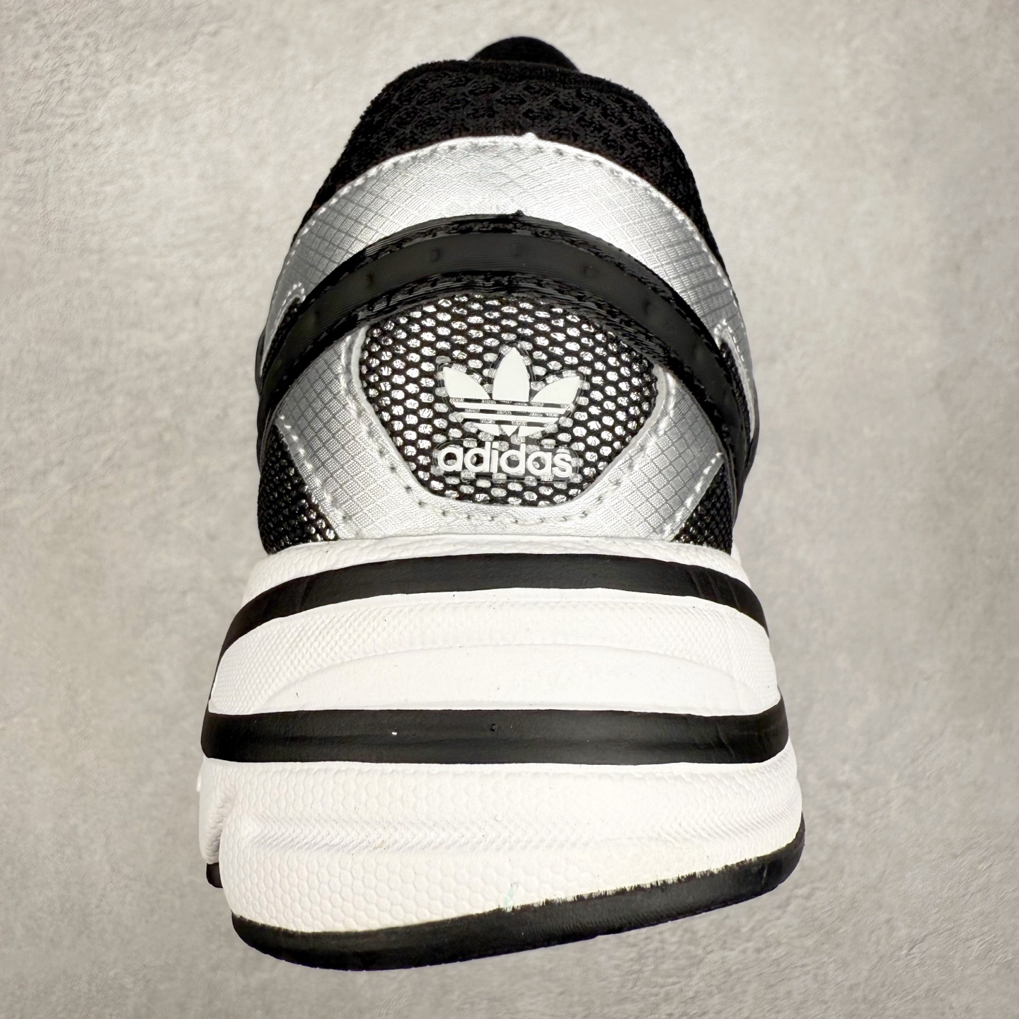 图片[8]-AD Original Astir 耐磨复古运动休闲鞋 GZ3569 鞋款灵感来自2000年代的跑步款式 鞋面和超大号孔眼进行更新复古色系搭配经典蓝白色 金色线条贯穿鞋身 增强鞋整体的流线感拼接设计 整体更显得有层次感，更有老爹鞋的味道网面透气设计 夏日出门也不会感到闷脚既舒适又透气带点稍微厚底的中底特殊材料 上脚偏软非常显高显瘦 休闲运动都可以搭配 尺码：35.5 36 36.5 37.5 38 38.5 39 40 40.5 41 42 42.5 43 44 44.5 45-选品中心