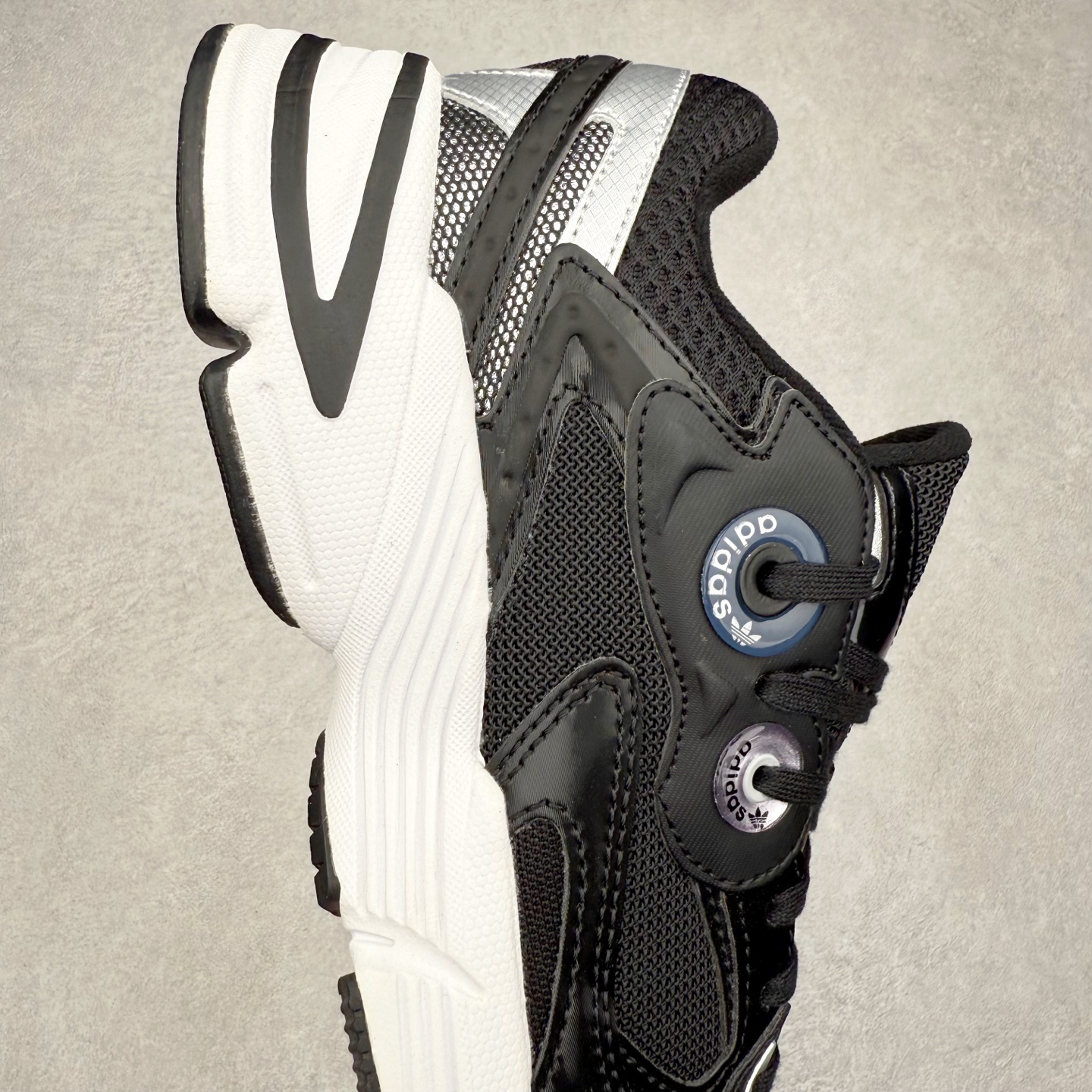 图片[6]-AD Original Astir 耐磨复古运动休闲鞋 GZ3569 鞋款灵感来自2000年代的跑步款式 鞋面和超大号孔眼进行更新复古色系搭配经典蓝白色 金色线条贯穿鞋身 增强鞋整体的流线感拼接设计 整体更显得有层次感，更有老爹鞋的味道网面透气设计 夏日出门也不会感到闷脚既舒适又透气带点稍微厚底的中底特殊材料 上脚偏软非常显高显瘦 休闲运动都可以搭配 尺码：35.5 36 36.5 37.5 38 38.5 39 40 40.5 41 42 42.5 43 44 44.5 45-选品中心