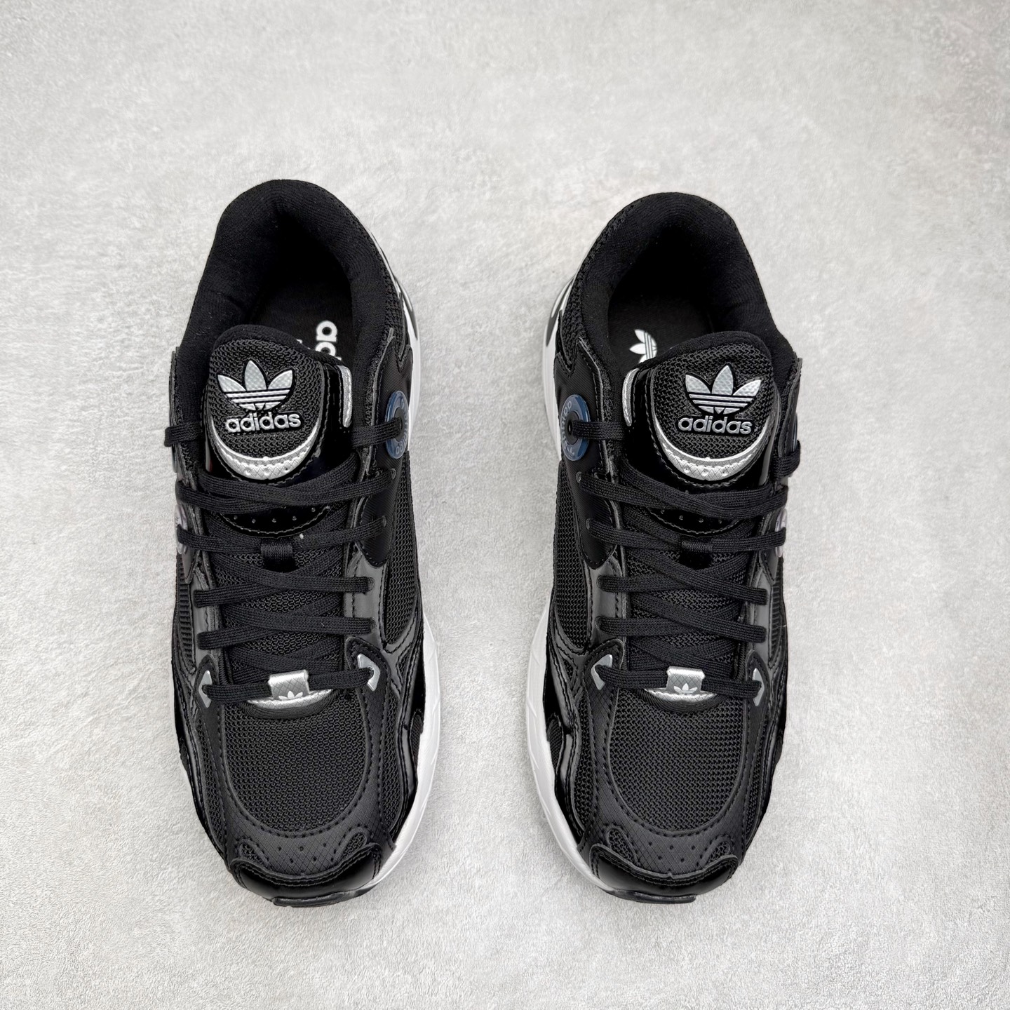 图片[2]-AD Original Astir 耐磨复古运动休闲鞋 GZ3569 鞋款灵感来自2000年代的跑步款式 鞋面和超大号孔眼进行更新复古色系搭配经典蓝白色 金色线条贯穿鞋身 增强鞋整体的流线感拼接设计 整体更显得有层次感，更有老爹鞋的味道网面透气设计 夏日出门也不会感到闷脚既舒适又透气带点稍微厚底的中底特殊材料 上脚偏软非常显高显瘦 休闲运动都可以搭配 尺码：35.5 36 36.5 37.5 38 38.5 39 40 40.5 41 42 42.5 43 44 44.5 45-选品中心