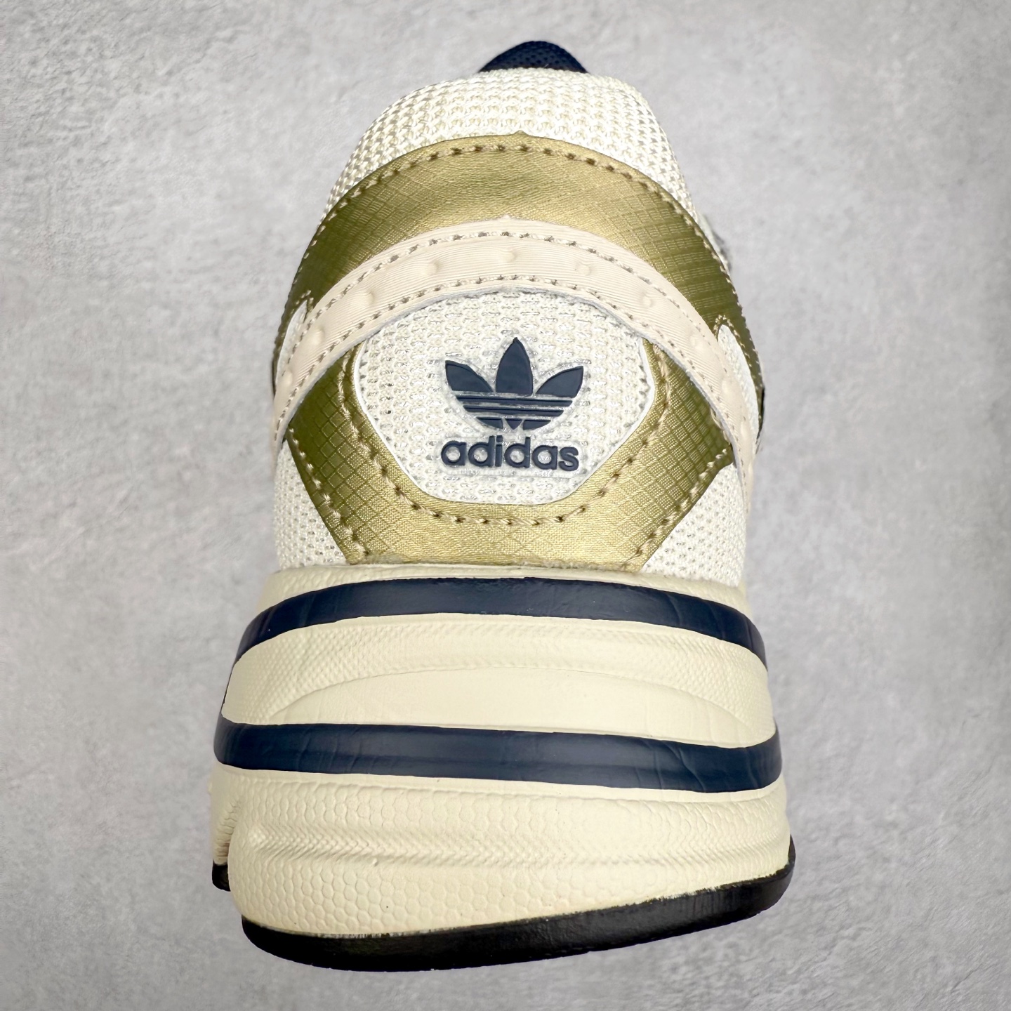 图片[8]-AD Original Astir 耐磨复古运动休闲鞋 GZ3569 鞋款灵感来自2000年代的跑步款式 鞋面和超大号孔眼进行更新复古色系搭配经典蓝白色 金色线条贯穿鞋身 增强鞋整体的流线感拼接设计 整体更显得有层次感，更有老爹鞋的味道网面透气设计 夏日出门也不会感到闷脚既舒适又透气带点稍微厚底的中底特殊材料 上脚偏软非常显高显瘦 休闲运动都可以搭配 尺码：35.5 36 36.5 37.5 38 38.5 39 40 40.5 41 42 42.5 43 44 44.5 45-选品中心