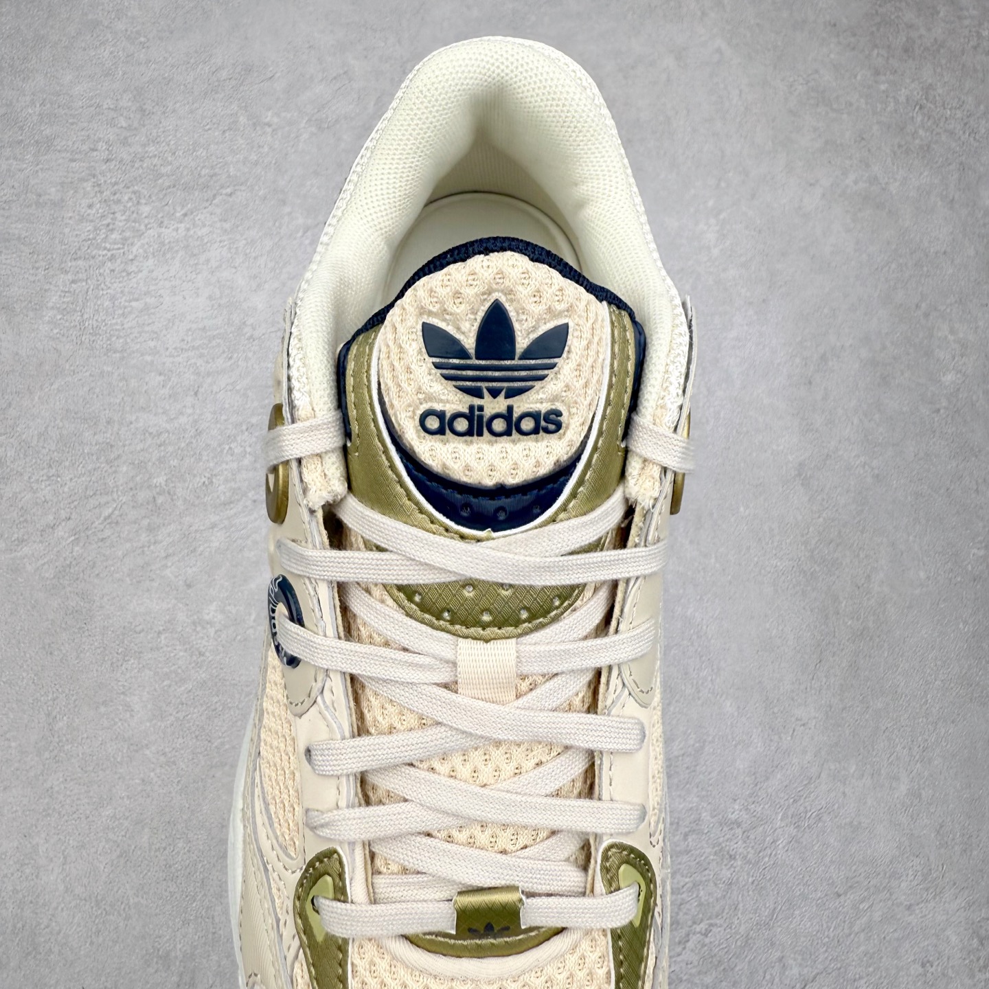 图片[5]-AD Original Astir 耐磨复古运动休闲鞋 GZ3569 鞋款灵感来自2000年代的跑步款式 鞋面和超大号孔眼进行更新复古色系搭配经典蓝白色 金色线条贯穿鞋身 增强鞋整体的流线感拼接设计 整体更显得有层次感，更有老爹鞋的味道网面透气设计 夏日出门也不会感到闷脚既舒适又透气带点稍微厚底的中底特殊材料 上脚偏软非常显高显瘦 休闲运动都可以搭配 尺码：35.5 36 36.5 37.5 38 38.5 39 40 40.5 41 42 42.5 43 44 44.5 45-选品中心