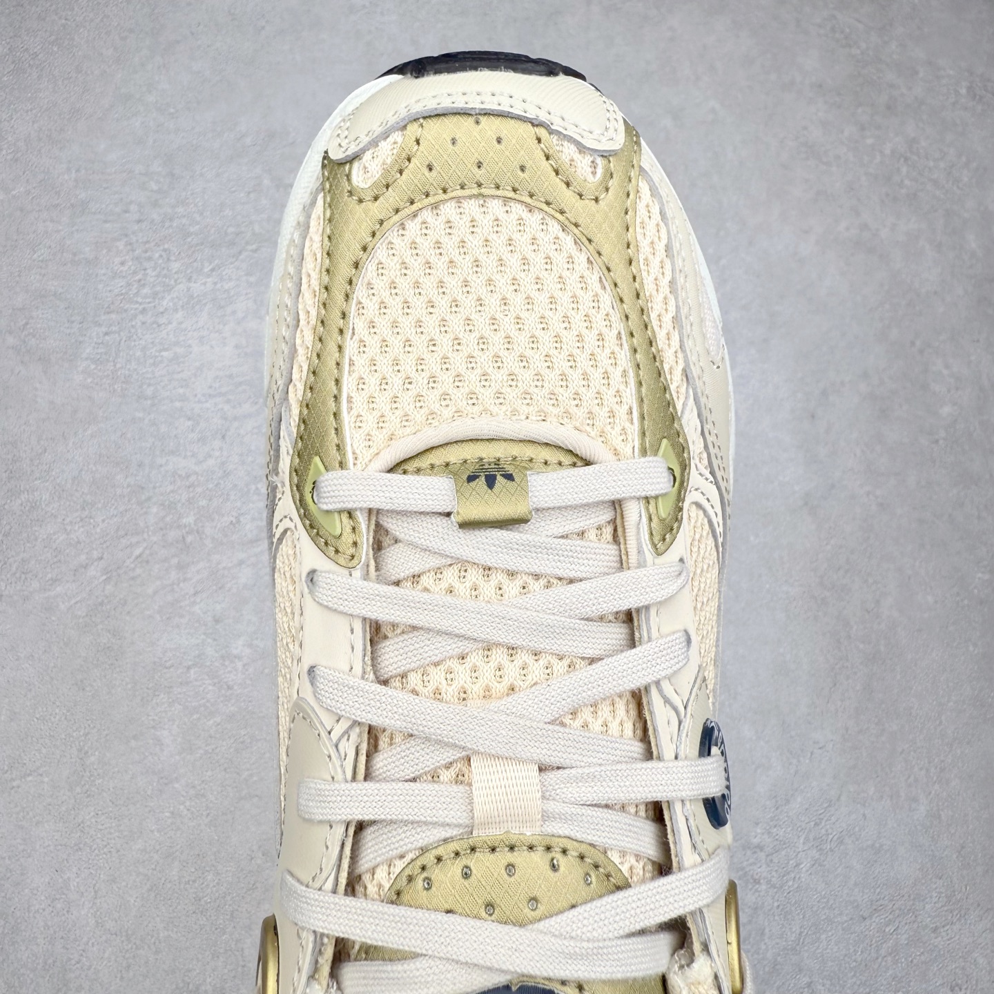 图片[4]-AD Original Astir 耐磨复古运动休闲鞋 GZ3569 鞋款灵感来自2000年代的跑步款式 鞋面和超大号孔眼进行更新复古色系搭配经典蓝白色 金色线条贯穿鞋身 增强鞋整体的流线感拼接设计 整体更显得有层次感，更有老爹鞋的味道网面透气设计 夏日出门也不会感到闷脚既舒适又透气带点稍微厚底的中底特殊材料 上脚偏软非常显高显瘦 休闲运动都可以搭配 尺码：35.5 36 36.5 37.5 38 38.5 39 40 40.5 41 42 42.5 43 44 44.5 45-选品中心