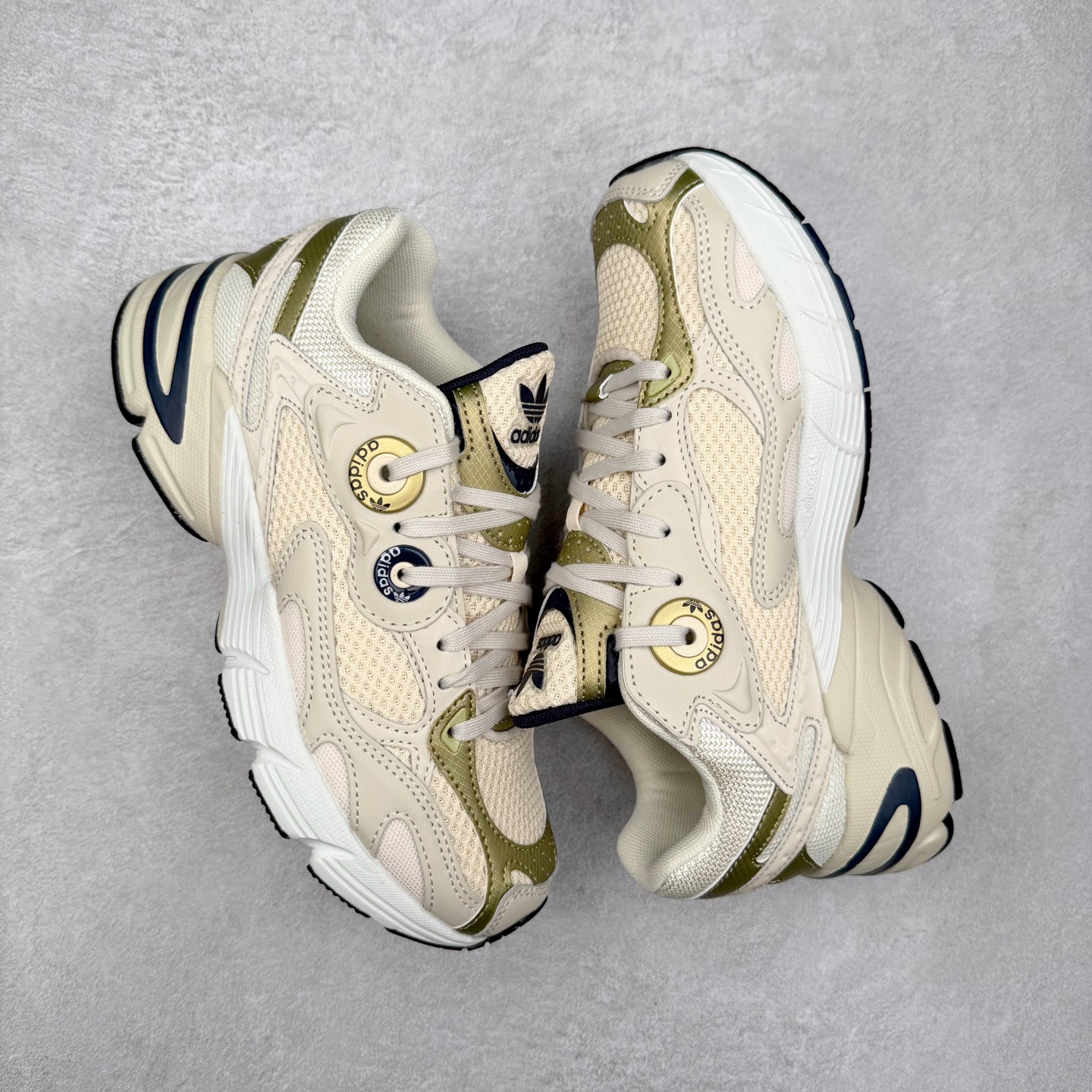 图片[3]-AD Original Astir 耐磨复古运动休闲鞋 GZ3569 鞋款灵感来自2000年代的跑步款式 鞋面和超大号孔眼进行更新复古色系搭配经典蓝白色 金色线条贯穿鞋身 增强鞋整体的流线感拼接设计 整体更显得有层次感，更有老爹鞋的味道网面透气设计 夏日出门也不会感到闷脚既舒适又透气带点稍微厚底的中底特殊材料 上脚偏软非常显高显瘦 休闲运动都可以搭配 尺码：35.5 36 36.5 37.5 38 38.5 39 40 40.5 41 42 42.5 43 44 44.5 45-选品中心