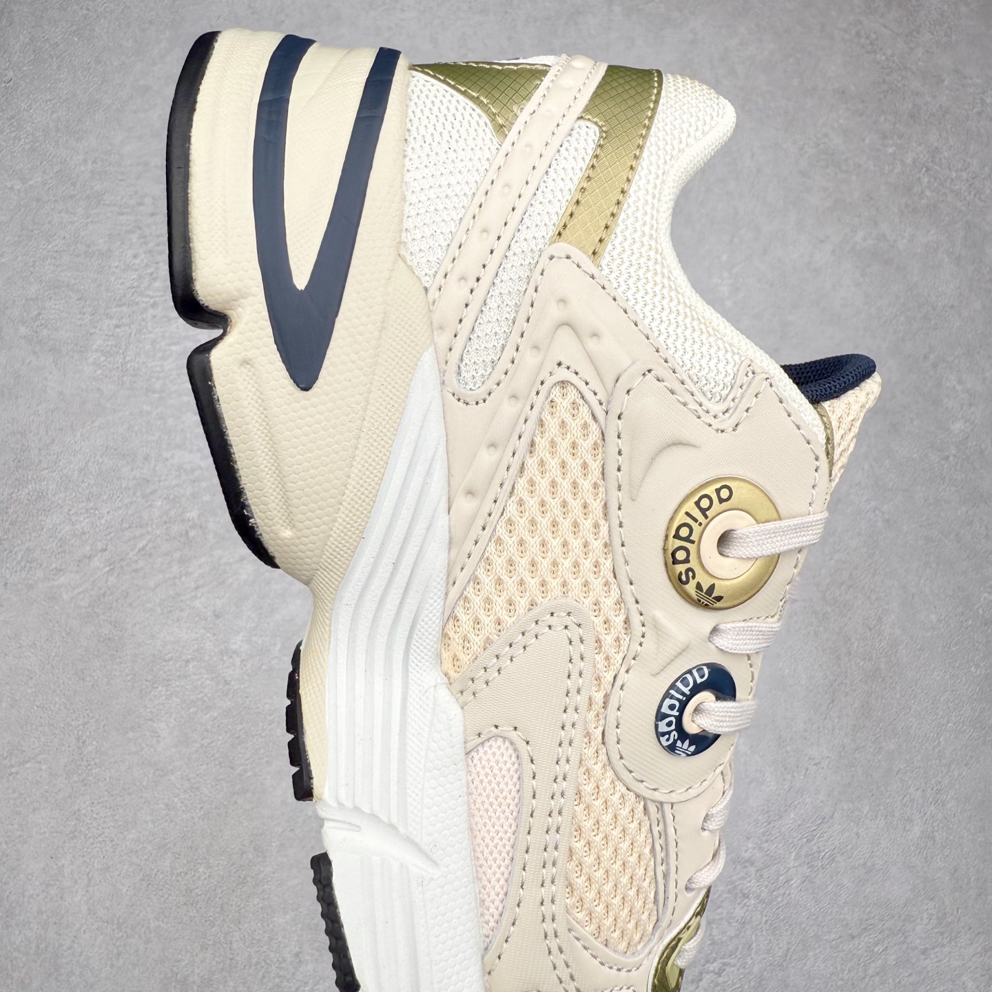 图片[6]-AD Original Astir 耐磨复古运动休闲鞋 GZ3569 鞋款灵感来自2000年代的跑步款式 鞋面和超大号孔眼进行更新复古色系搭配经典蓝白色 金色线条贯穿鞋身 增强鞋整体的流线感拼接设计 整体更显得有层次感，更有老爹鞋的味道网面透气设计 夏日出门也不会感到闷脚既舒适又透气带点稍微厚底的中底特殊材料 上脚偏软非常显高显瘦 休闲运动都可以搭配 尺码：35.5 36 36.5 37.5 38 38.5 39 40 40.5 41 42 42.5 43 44 44.5 45-选品中心