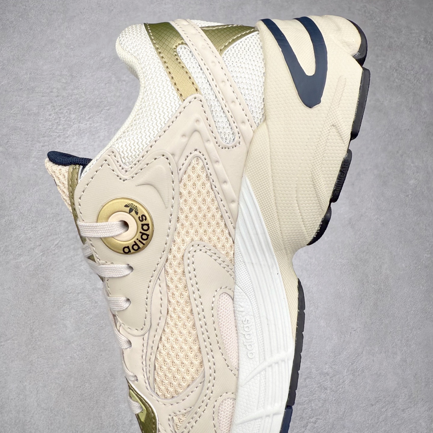 图片[7]-AD Original Astir 耐磨复古运动休闲鞋 GZ3569 鞋款灵感来自2000年代的跑步款式 鞋面和超大号孔眼进行更新复古色系搭配经典蓝白色 金色线条贯穿鞋身 增强鞋整体的流线感拼接设计 整体更显得有层次感，更有老爹鞋的味道网面透气设计 夏日出门也不会感到闷脚既舒适又透气带点稍微厚底的中底特殊材料 上脚偏软非常显高显瘦 休闲运动都可以搭配 尺码：35.5 36 36.5 37.5 38 38.5 39 40 40.5 41 42 42.5 43 44 44.5 45-选品中心