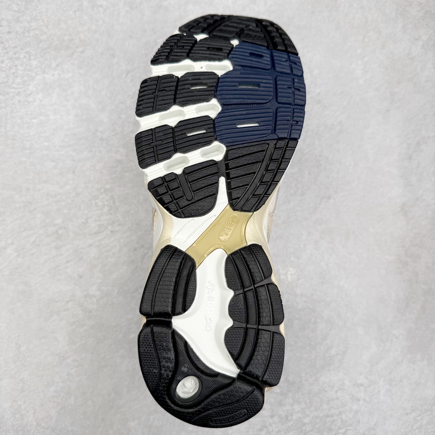 图片[9]-AD Original Astir 耐磨复古运动休闲鞋 GZ3569 鞋款灵感来自2000年代的跑步款式 鞋面和超大号孔眼进行更新复古色系搭配经典蓝白色 金色线条贯穿鞋身 增强鞋整体的流线感拼接设计 整体更显得有层次感，更有老爹鞋的味道网面透气设计 夏日出门也不会感到闷脚既舒适又透气带点稍微厚底的中底特殊材料 上脚偏软非常显高显瘦 休闲运动都可以搭配 尺码：35.5 36 36.5 37.5 38 38.5 39 40 40.5 41 42 42.5 43 44 44.5 45-选品中心