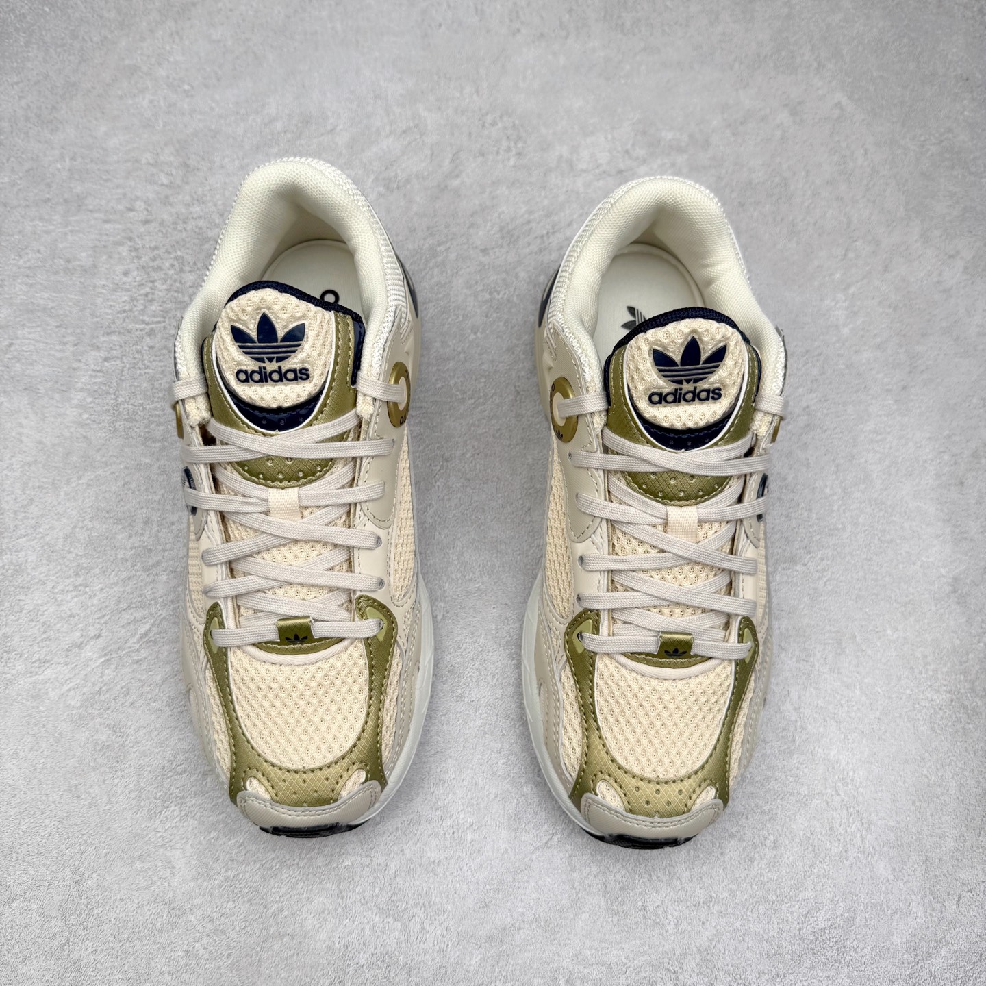 图片[2]-AD Original Astir 耐磨复古运动休闲鞋 GZ3569 鞋款灵感来自2000年代的跑步款式 鞋面和超大号孔眼进行更新复古色系搭配经典蓝白色 金色线条贯穿鞋身 增强鞋整体的流线感拼接设计 整体更显得有层次感，更有老爹鞋的味道网面透气设计 夏日出门也不会感到闷脚既舒适又透气带点稍微厚底的中底特殊材料 上脚偏软非常显高显瘦 休闲运动都可以搭配 尺码：35.5 36 36.5 37.5 38 38.5 39 40 40.5 41 42 42.5 43 44 44.5 45-选品中心