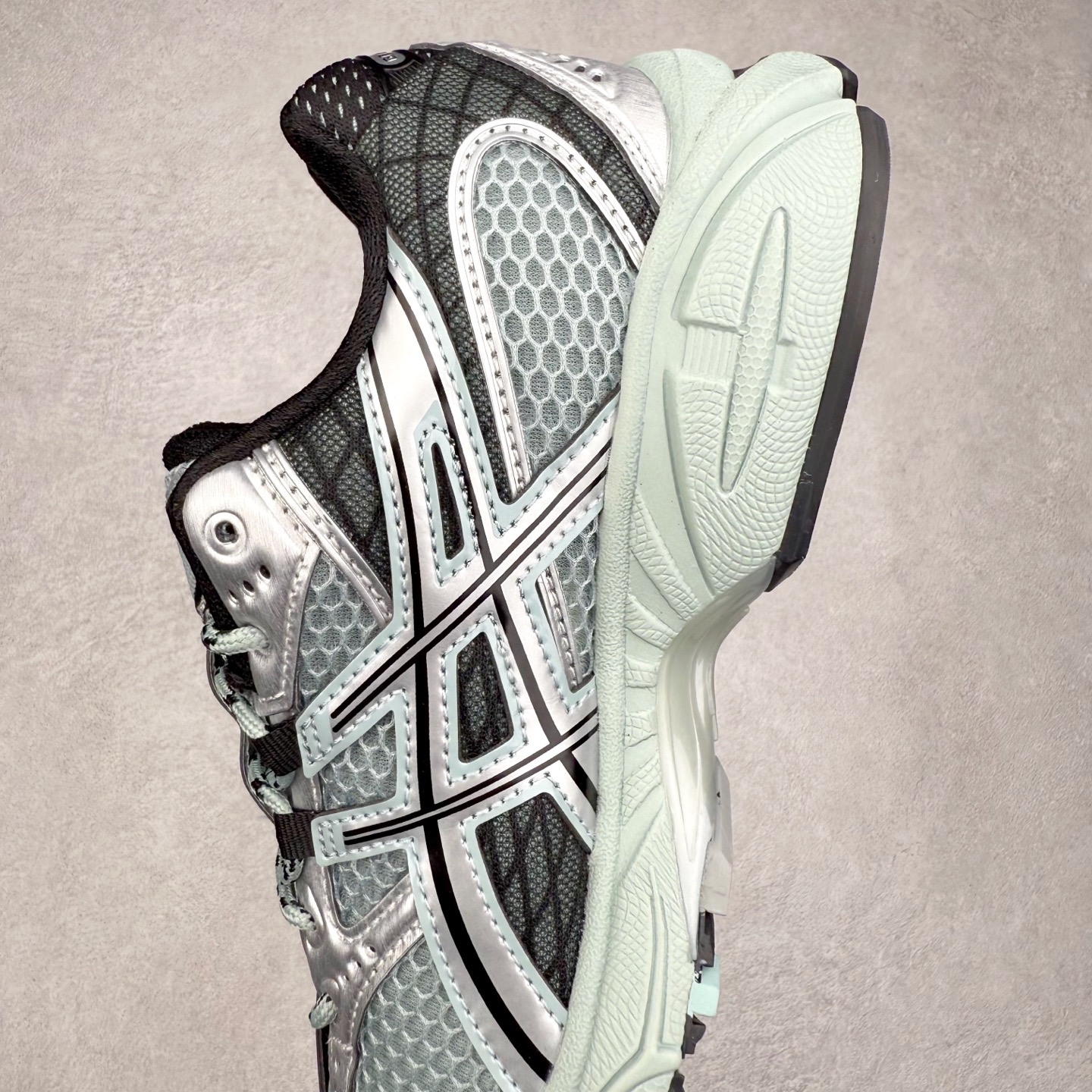 图片[7]-＃Lw纯原 ASICS Gel-Nimbus 10.1 亚瑟士雨云10.1代系列轻量缓震休闲运动跑步鞋 近年来，运动鞋市场迎来了一个新的设计潮流：通过融合艺术与技术，赋予运动鞋更多的时尚元素和创新设计。作为市场中的领导者之一，ASICS（亚瑟士）一向以其技术创新和卓越的鞋款设计著称。而另一个前卫的实验鞋类品牌EMPTY BEHAVIOR，以其非凡的创意和探索，尤其对未来主义和非传统材料的热情撞击，从业界中脱颖而出。两者的合作，以推出特别版的GEL-NIMBUS™ 10.1鞋款——主题为“EVEN MY SHOE IS ART”为标志，为运动鞋设计涉入一个全新的高度。尺码：36 37 37.5 38 39 39.5 40.5 41.5 42 42.5 43.5 44 44.5 45 46-选品中心