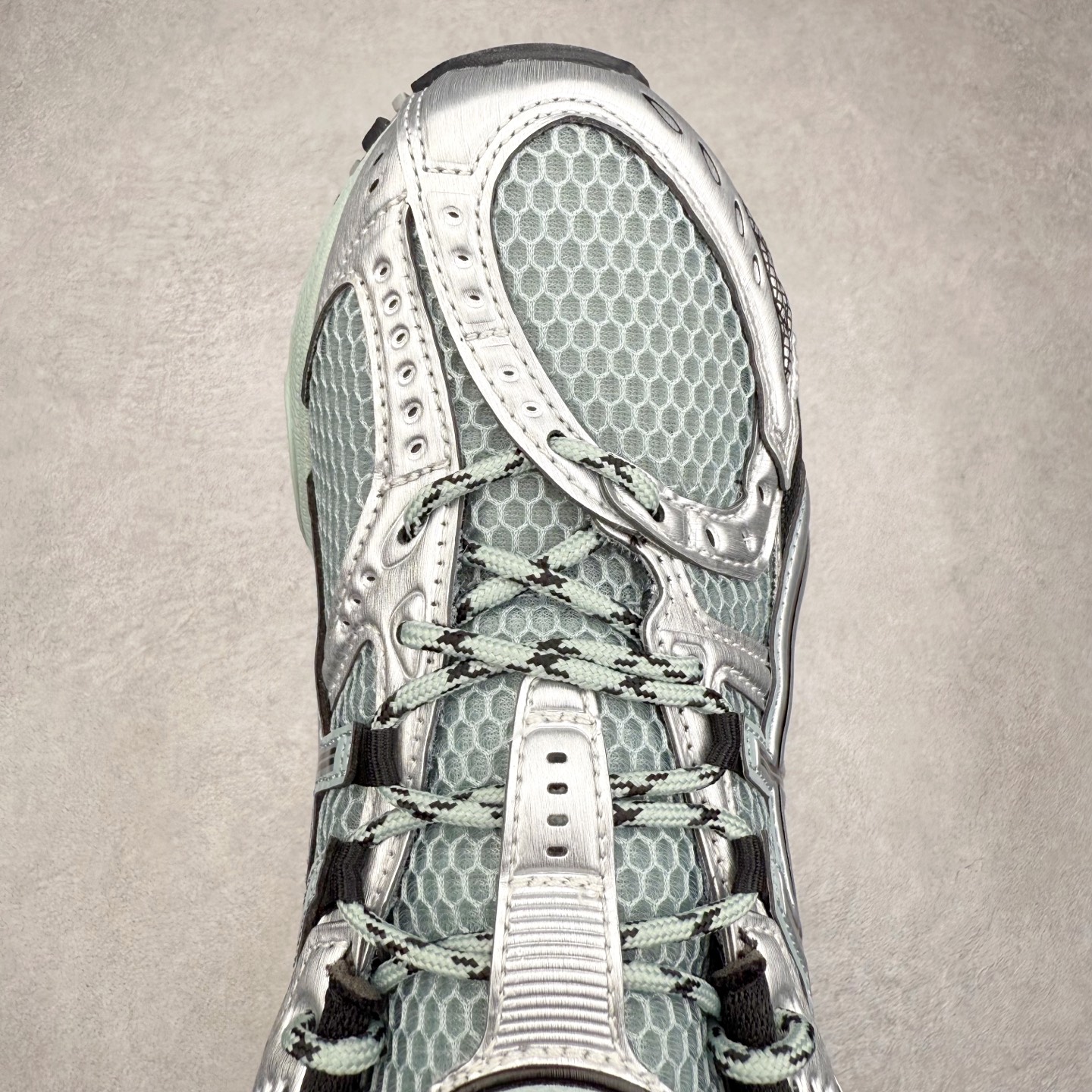 图片[4]-＃Lw纯原 ASICS Gel-Nimbus 10.1 亚瑟士雨云10.1代系列轻量缓震休闲运动跑步鞋 近年来，运动鞋市场迎来了一个新的设计潮流：通过融合艺术与技术，赋予运动鞋更多的时尚元素和创新设计。作为市场中的领导者之一，ASICS（亚瑟士）一向以其技术创新和卓越的鞋款设计著称。而另一个前卫的实验鞋类品牌EMPTY BEHAVIOR，以其非凡的创意和探索，尤其对未来主义和非传统材料的热情撞击，从业界中脱颖而出。两者的合作，以推出特别版的GEL-NIMBUS™ 10.1鞋款——主题为“EVEN MY SHOE IS ART”为标志，为运动鞋设计涉入一个全新的高度。尺码：36 37 37.5 38 39 39.5 40.5 41.5 42 42.5 43.5 44 44.5 45 46-选品中心