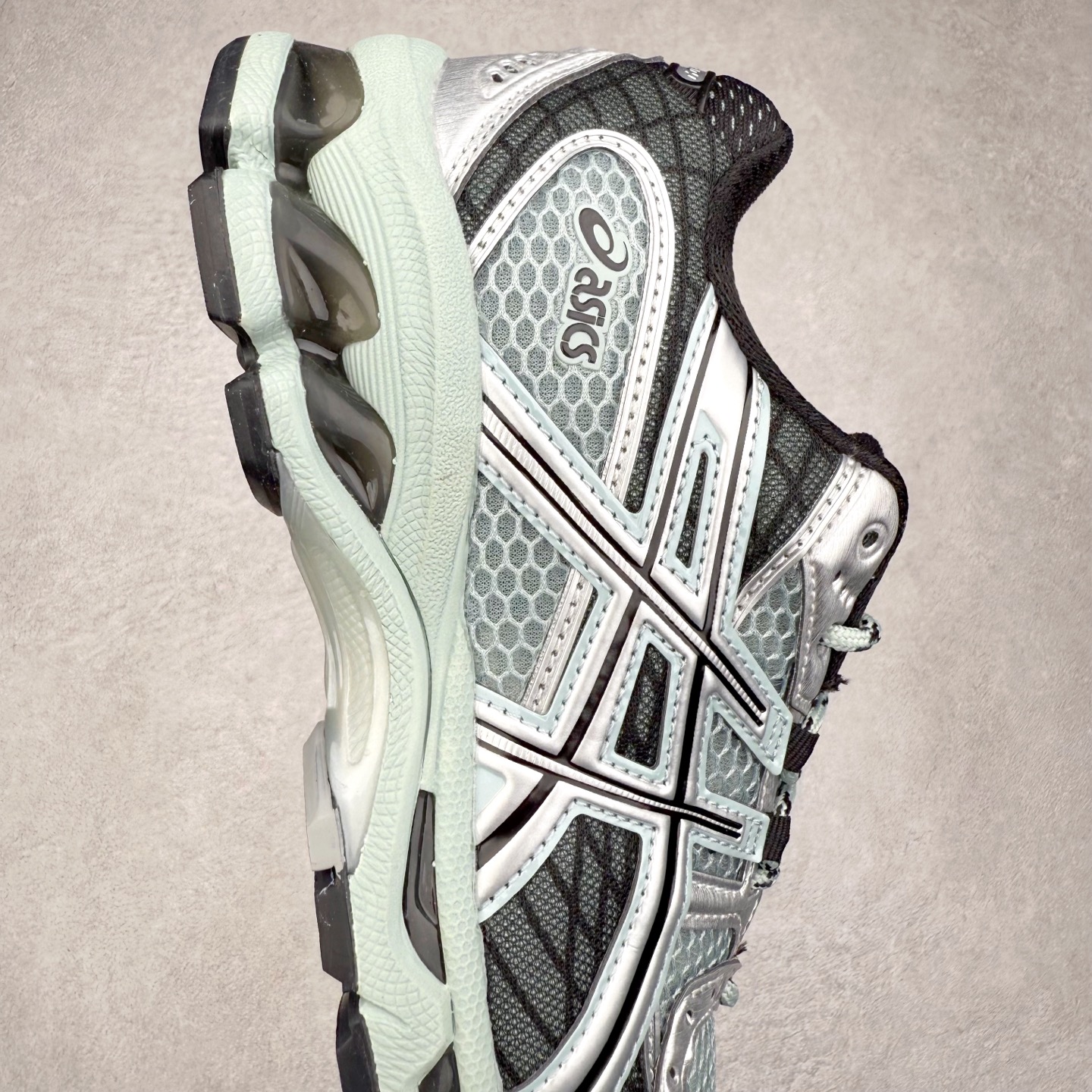 图片[6]-＃Lw纯原 ASICS Gel-Nimbus 10.1 亚瑟士雨云10.1代系列轻量缓震休闲运动跑步鞋 近年来，运动鞋市场迎来了一个新的设计潮流：通过融合艺术与技术，赋予运动鞋更多的时尚元素和创新设计。作为市场中的领导者之一，ASICS（亚瑟士）一向以其技术创新和卓越的鞋款设计著称。而另一个前卫的实验鞋类品牌EMPTY BEHAVIOR，以其非凡的创意和探索，尤其对未来主义和非传统材料的热情撞击，从业界中脱颖而出。两者的合作，以推出特别版的GEL-NIMBUS™ 10.1鞋款——主题为“EVEN MY SHOE IS ART”为标志，为运动鞋设计涉入一个全新的高度。尺码：36 37 37.5 38 39 39.5 40.5 41.5 42 42.5 43.5 44 44.5 45 46-选品中心