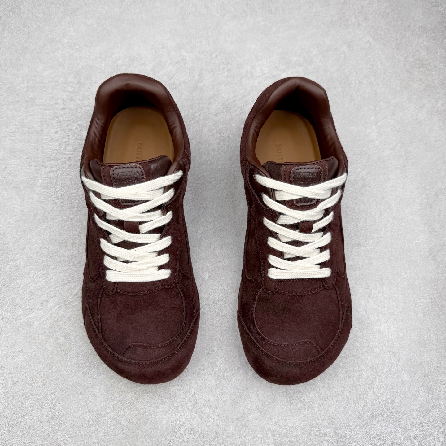 图片[2]-BOTTEGA VENETA Orbit Runner BV葆蝶家时尚休闲王一博同款老爹鞋运动鞋 原版开发 一比一打造 相似度百分之99以上 市场一梯队级别品质 区别市场任何标文顶级品质版本 采用轻质科技网布面料 搭配几何图案设计橡胶外底 王炸系列 高版本 认准套包工艺 实际增高很多哦 还是一样显腿细非常nice 耐玩耐造 对标对版 套包鞋工艺 认准高版本 大底选用拼色TPU大底 配置原版包装 尺码：35 36 37 38 39 40 41 42 43 44 45-选品中心