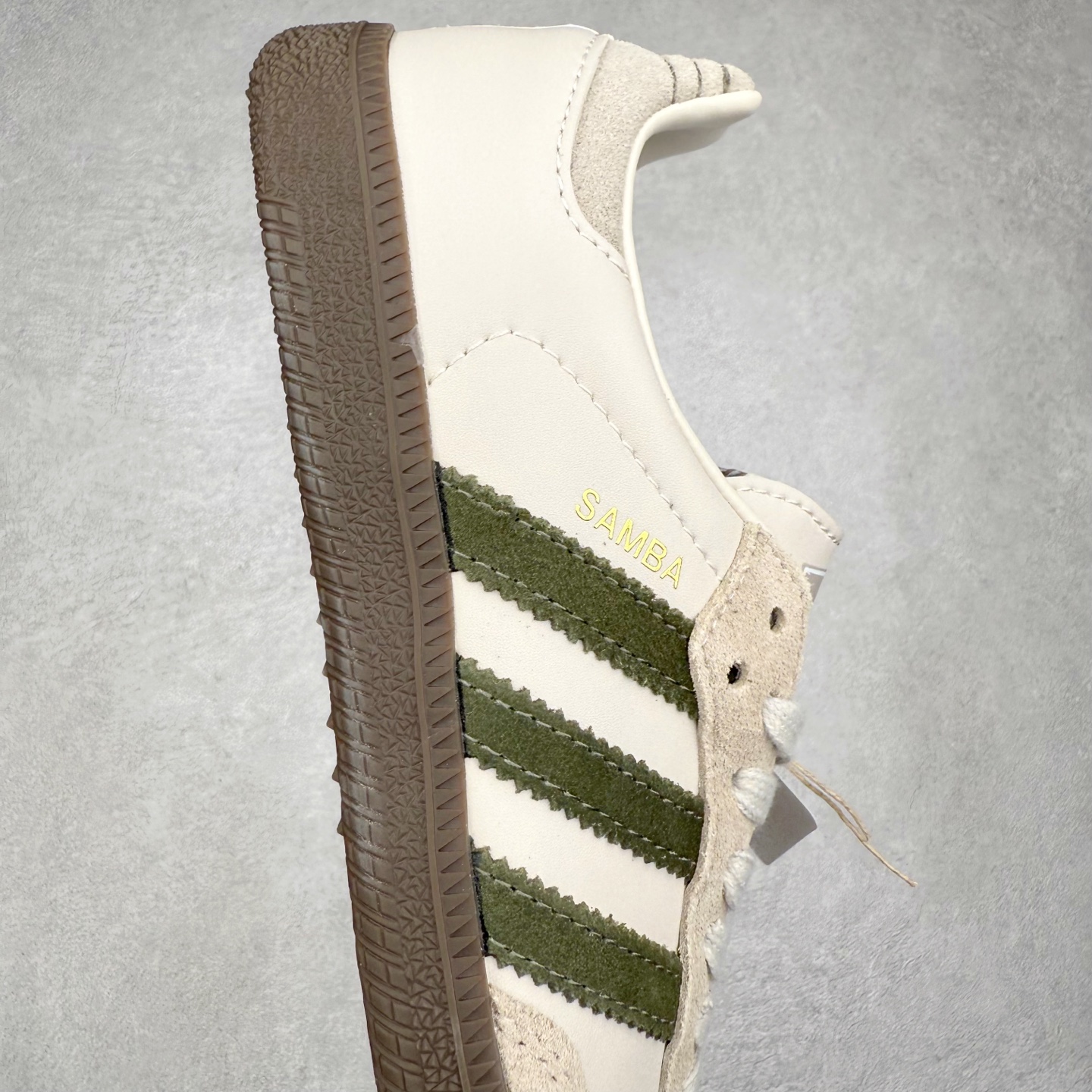 图片[6]-AD Original Samba OG 复古经典轻便板鞋 JR0893 口碑大厂出品 品控大底版型不断改良更新 全套原纸板楦头开发 确保原汁原味 完美呈现桑巴版型 一比一鞋头弧度高度鞋身弧度 此版本只针对中端市场 皮料材质有所更替 其他数据细节工艺流程均保持一致 绝不口嗨 细节品控鞋型随意对比 正确烫金高频细节 原装纳米超迁皮料 独家私模橡胶大底 原盒原配 这款桑巴鞋展示了高质量的工艺 带有装饰的超锁缝制和无缝的手感 柔软、柔软的皮革造型和标志性的3条纹完成了精致的外观 正规合身鞋带 鞋面上有绒面鞋垫 橡胶鞋底 享受正畸套筒软感 自50年代首次亮相以来就一直在赢得粉丝的青睐 尺码：35.5 36 36.5 37.5 38 38.5 39 40 40.5 41 42 42.5 43 44 44.5 45-选品中心
