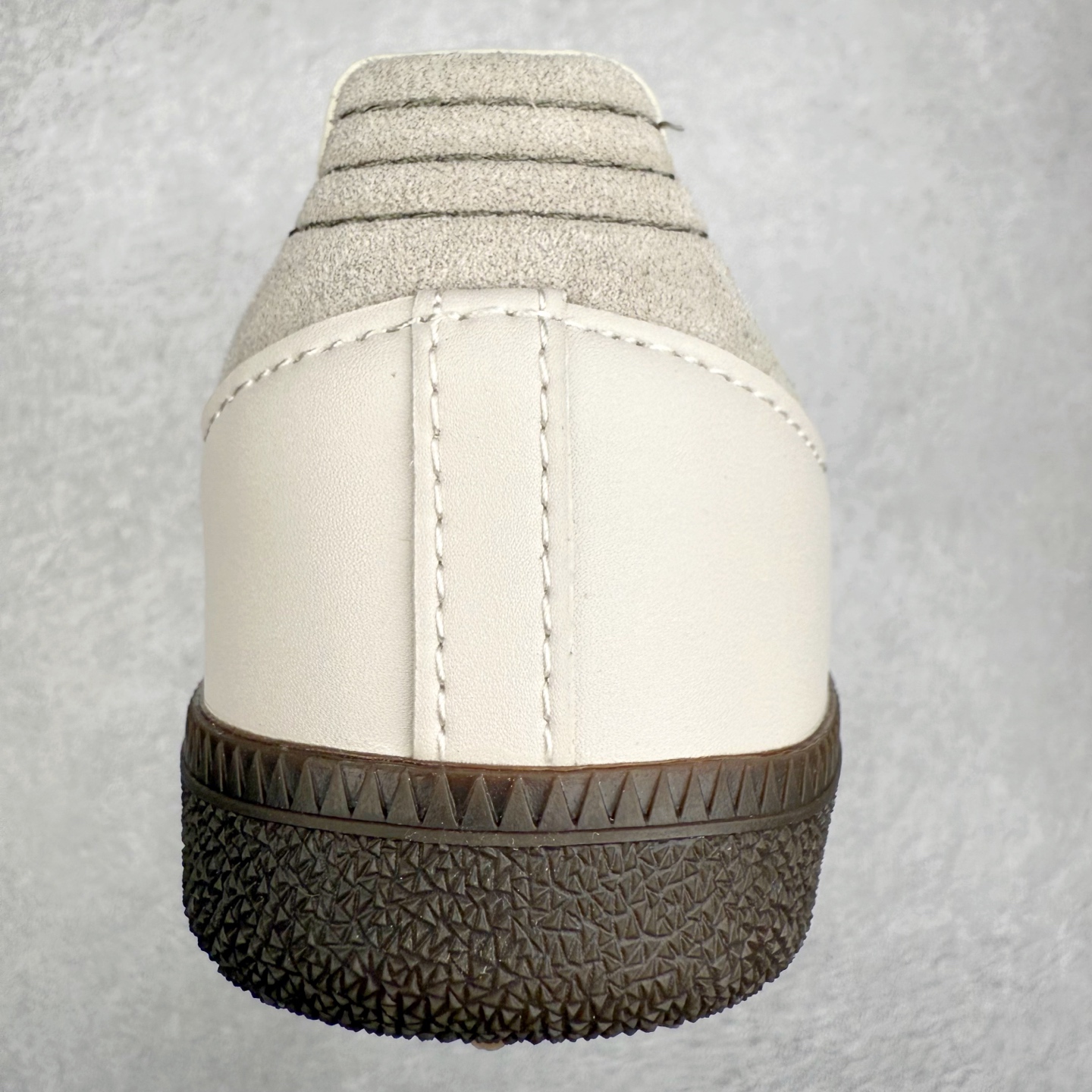 图片[8]-AD Original Samba OG 复古经典轻便板鞋 JR0893 口碑大厂出品 品控大底版型不断改良更新 全套原纸板楦头开发 确保原汁原味 完美呈现桑巴版型 一比一鞋头弧度高度鞋身弧度 此版本只针对中端市场 皮料材质有所更替 其他数据细节工艺流程均保持一致 绝不口嗨 细节品控鞋型随意对比 正确烫金高频细节 原装纳米超迁皮料 独家私模橡胶大底 原盒原配 这款桑巴鞋展示了高质量的工艺 带有装饰的超锁缝制和无缝的手感 柔软、柔软的皮革造型和标志性的3条纹完成了精致的外观 正规合身鞋带 鞋面上有绒面鞋垫 橡胶鞋底 享受正畸套筒软感 自50年代首次亮相以来就一直在赢得粉丝的青睐 尺码：35.5 36 36.5 37.5 38 38.5 39 40 40.5 41 42 42.5 43 44 44.5 45-选品中心