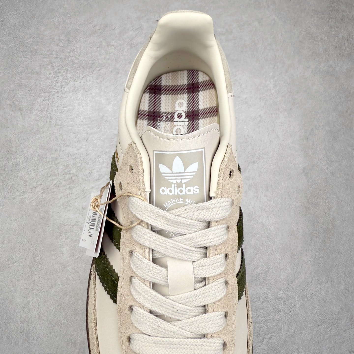 图片[5]-AD Original Samba OG 复古经典轻便板鞋 JR0893 口碑大厂出品 品控大底版型不断改良更新 全套原纸板楦头开发 确保原汁原味 完美呈现桑巴版型 一比一鞋头弧度高度鞋身弧度 此版本只针对中端市场 皮料材质有所更替 其他数据细节工艺流程均保持一致 绝不口嗨 细节品控鞋型随意对比 正确烫金高频细节 原装纳米超迁皮料 独家私模橡胶大底 原盒原配 这款桑巴鞋展示了高质量的工艺 带有装饰的超锁缝制和无缝的手感 柔软、柔软的皮革造型和标志性的3条纹完成了精致的外观 正规合身鞋带 鞋面上有绒面鞋垫 橡胶鞋底 享受正畸套筒软感 自50年代首次亮相以来就一直在赢得粉丝的青睐 尺码：35.5 36 36.5 37.5 38 38.5 39 40 40.5 41 42 42.5 43 44 44.5 45-选品中心