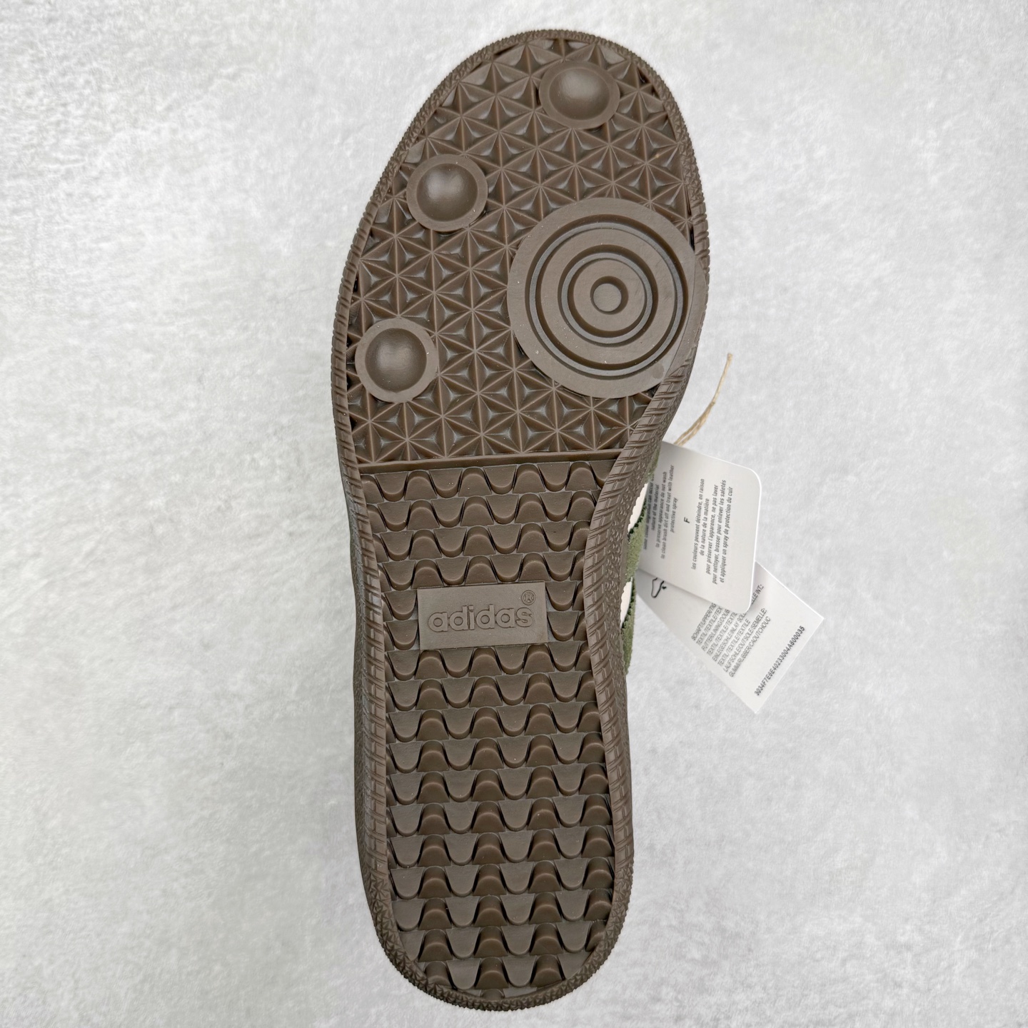 图片[9]-AD Original Samba OG 复古经典轻便板鞋 JR0893 口碑大厂出品 品控大底版型不断改良更新 全套原纸板楦头开发 确保原汁原味 完美呈现桑巴版型 一比一鞋头弧度高度鞋身弧度 此版本只针对中端市场 皮料材质有所更替 其他数据细节工艺流程均保持一致 绝不口嗨 细节品控鞋型随意对比 正确烫金高频细节 原装纳米超迁皮料 独家私模橡胶大底 原盒原配 这款桑巴鞋展示了高质量的工艺 带有装饰的超锁缝制和无缝的手感 柔软、柔软的皮革造型和标志性的3条纹完成了精致的外观 正规合身鞋带 鞋面上有绒面鞋垫 橡胶鞋底 享受正畸套筒软感 自50年代首次亮相以来就一直在赢得粉丝的青睐 尺码：35.5 36 36.5 37.5 38 38.5 39 40 40.5 41 42 42.5 43 44 44.5 45-选品中心