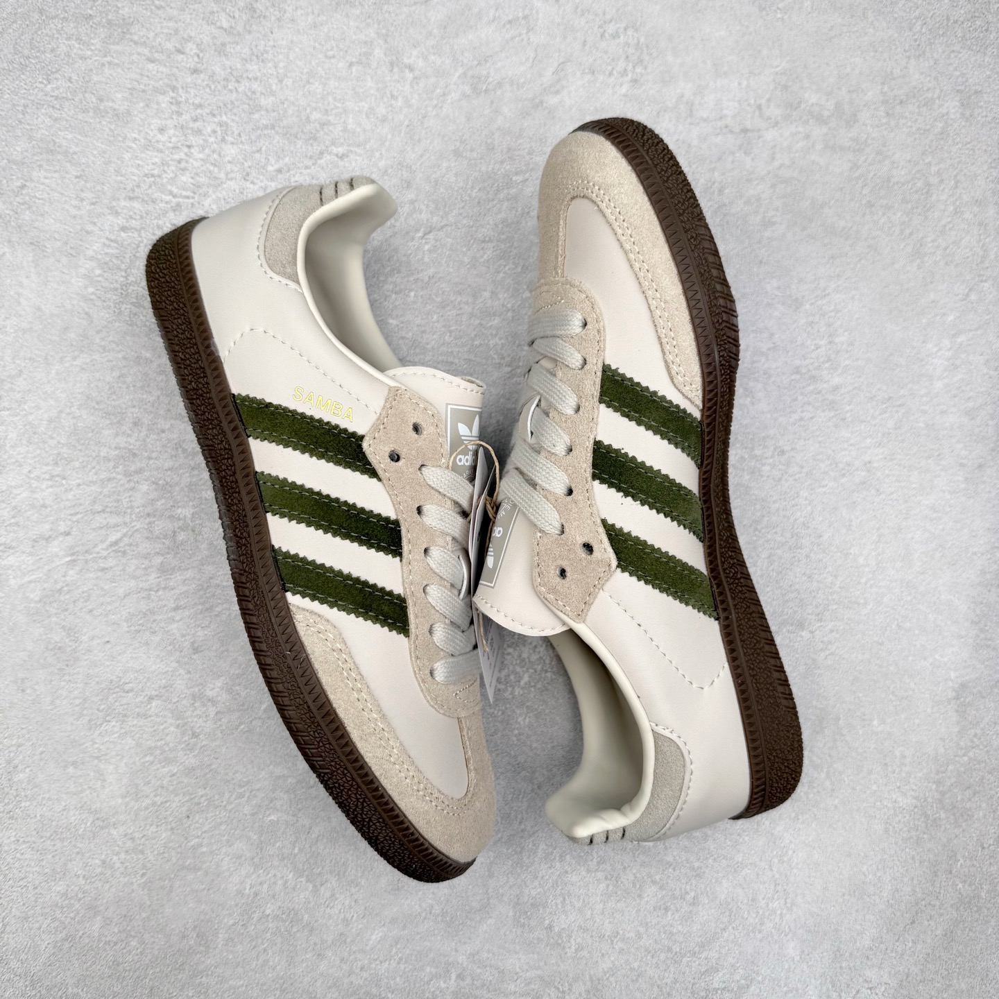 图片[3]-AD Original Samba OG 复古经典轻便板鞋 JR0893 口碑大厂出品 品控大底版型不断改良更新 全套原纸板楦头开发 确保原汁原味 完美呈现桑巴版型 一比一鞋头弧度高度鞋身弧度 此版本只针对中端市场 皮料材质有所更替 其他数据细节工艺流程均保持一致 绝不口嗨 细节品控鞋型随意对比 正确烫金高频细节 原装纳米超迁皮料 独家私模橡胶大底 原盒原配 这款桑巴鞋展示了高质量的工艺 带有装饰的超锁缝制和无缝的手感 柔软、柔软的皮革造型和标志性的3条纹完成了精致的外观 正规合身鞋带 鞋面上有绒面鞋垫 橡胶鞋底 享受正畸套筒软感 自50年代首次亮相以来就一直在赢得粉丝的青睐 尺码：35.5 36 36.5 37.5 38 38.5 39 40 40.5 41 42 42.5 43 44 44.5 45-选品中心