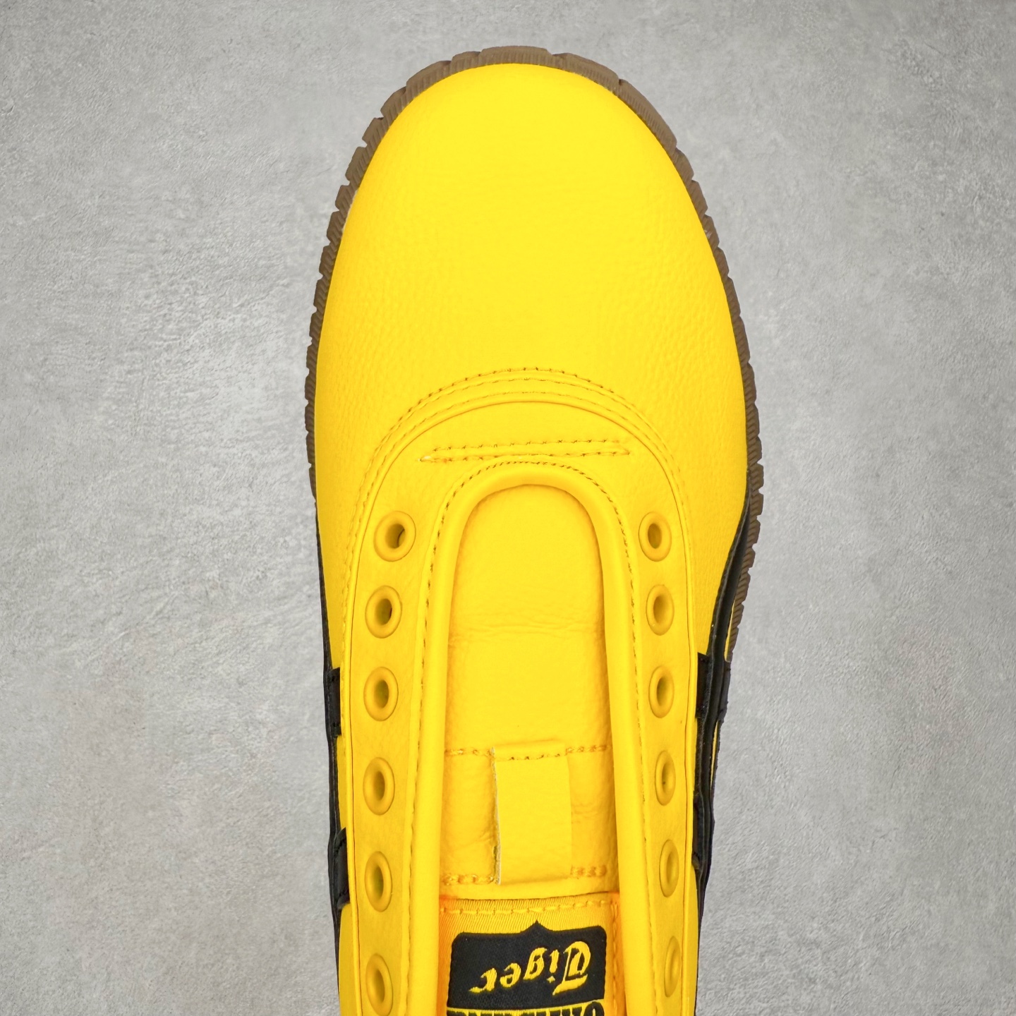 图片[4]-Onitsuka Tiger鬼塚虎 Tsunahiki Slip-on 舒适百搭 防滑耐磨平衡轻便包裹性支撑回弹透气 低帮 生活休闲鞋 男女同款 虎爪造型的logo，鞋身稳定包裹系统，支撑鞋身。一脚蹬无鞋带设计，休闲时尚，穿着舒适。Onitsuka Tiger特有的橡胶配方，弹性及止滑效果良好。鞋子外侧品牌logo标志，从视觉上感受品牌的个性，提升品牌的认知度。牛皮革帮面韧性佳，透气性好，耐磨性高。Onitsuka Tiger鬼塚虎从运动中汲取灵感，并致力于打造融合舒适感受与创新设计的时尚品牌。品牌的设计风格既体现了对传统的致敬，同时也表达了对精致风格和现代创意的推崇。我们提供独具个性的全系列产品，打造从头到脚的整体穿搭。每件产品皆以精湛工艺匠心打造，细节考究，品质出众。 时尚品牌OnitsukaTiger鬼塚虎不断呈献富于现代气息的系列单品，巧妙结合经典传承与锐意创新，并融蕴时尚格调与运动风范。1949年，鬼塚喜八郎（Kihachiro Onitsuka）创立了Onitsuka有限公司，即ASICS的前身。该品牌自成立之初便以促进青少年健康为已任，一以贯之，终令OnitsukaTigerStripes成为世界知名运动品牌的代名词。如今，这一传奇仍在日本传统和现代美学的融合中延续。从历久弥新的经典造型，到别具一格的新颖风格，通过与志同道合的艺术家、文化鉴赏家合作 OnitsukaTiger鬼塚虎的每一款鞋履、服装和配饰都回荡着品牌精神。尺码：36 37 37.5 38 39 39.5 40 40.5 41.5 42 42.5 43.5 44 45-选品中心