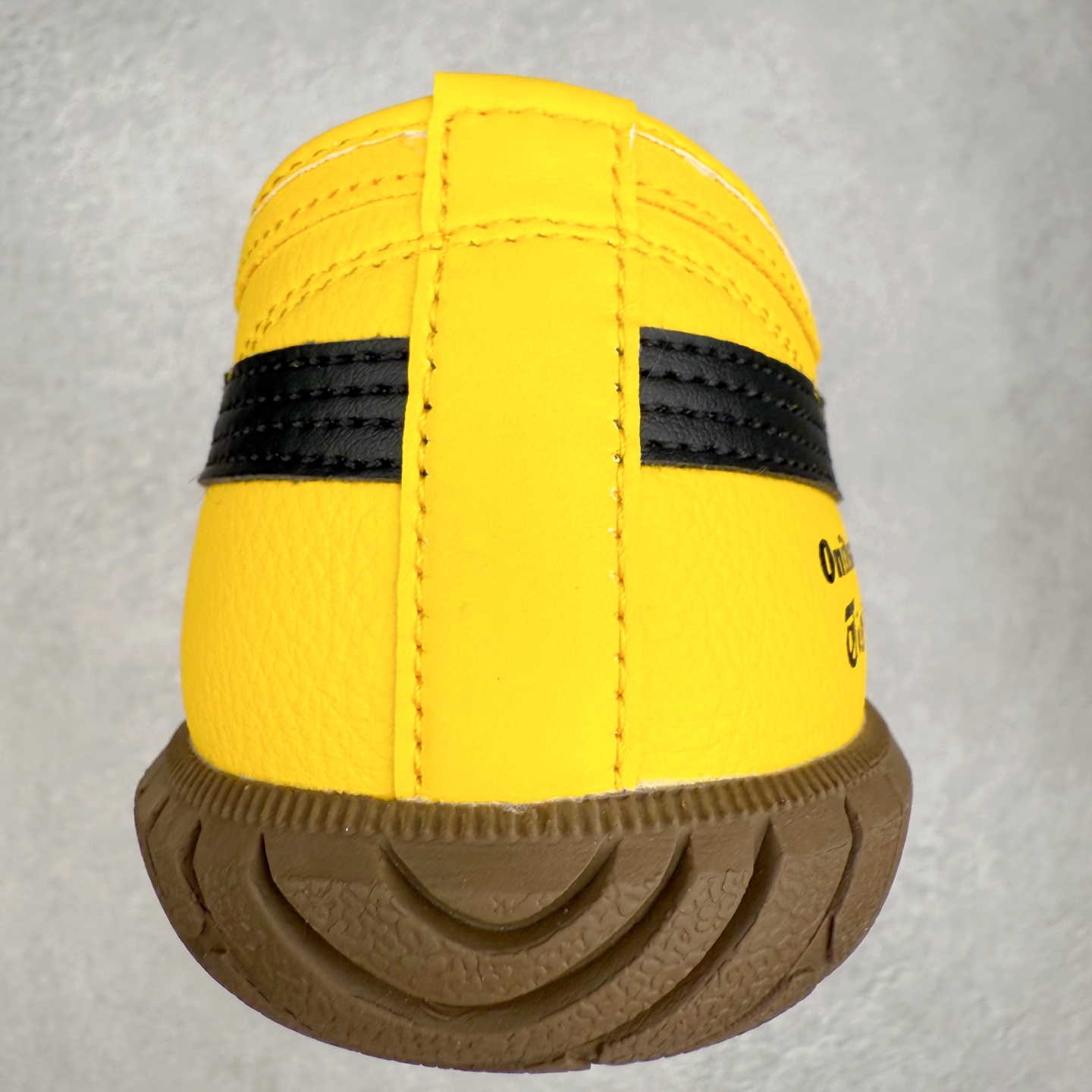 图片[8]-Onitsuka Tiger鬼塚虎 Tsunahiki Slip-on 舒适百搭 防滑耐磨平衡轻便包裹性支撑回弹透气 低帮 生活休闲鞋 男女同款 虎爪造型的logo，鞋身稳定包裹系统，支撑鞋身。一脚蹬无鞋带设计，休闲时尚，穿着舒适。Onitsuka Tiger特有的橡胶配方，弹性及止滑效果良好。鞋子外侧品牌logo标志，从视觉上感受品牌的个性，提升品牌的认知度。牛皮革帮面韧性佳，透气性好，耐磨性高。Onitsuka Tiger鬼塚虎从运动中汲取灵感，并致力于打造融合舒适感受与创新设计的时尚品牌。品牌的设计风格既体现了对传统的致敬，同时也表达了对精致风格和现代创意的推崇。我们提供独具个性的全系列产品，打造从头到脚的整体穿搭。每件产品皆以精湛工艺匠心打造，细节考究，品质出众。 时尚品牌OnitsukaTiger鬼塚虎不断呈献富于现代气息的系列单品，巧妙结合经典传承与锐意创新，并融蕴时尚格调与运动风范。1949年，鬼塚喜八郎（Kihachiro Onitsuka）创立了Onitsuka有限公司，即ASICS的前身。该品牌自成立之初便以促进青少年健康为已任，一以贯之，终令OnitsukaTigerStripes成为世界知名运动品牌的代名词。如今，这一传奇仍在日本传统和现代美学的融合中延续。从历久弥新的经典造型，到别具一格的新颖风格，通过与志同道合的艺术家、文化鉴赏家合作 OnitsukaTiger鬼塚虎的每一款鞋履、服装和配饰都回荡着品牌精神。尺码：36 37 37.5 38 39 39.5 40 40.5 41.5 42 42.5 43.5 44 45-选品中心