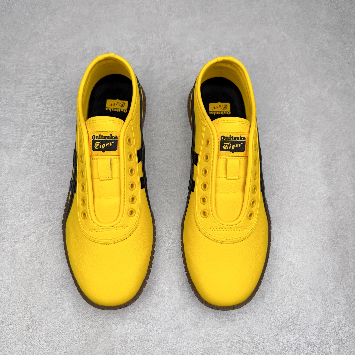 图片[2]-Onitsuka Tiger鬼塚虎 Tsunahiki Slip-on 舒适百搭 防滑耐磨平衡轻便包裹性支撑回弹透气 低帮 生活休闲鞋 男女同款 虎爪造型的logo，鞋身稳定包裹系统，支撑鞋身。一脚蹬无鞋带设计，休闲时尚，穿着舒适。Onitsuka Tiger特有的橡胶配方，弹性及止滑效果良好。鞋子外侧品牌logo标志，从视觉上感受品牌的个性，提升品牌的认知度。牛皮革帮面韧性佳，透气性好，耐磨性高。Onitsuka Tiger鬼塚虎从运动中汲取灵感，并致力于打造融合舒适感受与创新设计的时尚品牌。品牌的设计风格既体现了对传统的致敬，同时也表达了对精致风格和现代创意的推崇。我们提供独具个性的全系列产品，打造从头到脚的整体穿搭。每件产品皆以精湛工艺匠心打造，细节考究，品质出众。 时尚品牌OnitsukaTiger鬼塚虎不断呈献富于现代气息的系列单品，巧妙结合经典传承与锐意创新，并融蕴时尚格调与运动风范。1949年，鬼塚喜八郎（Kihachiro Onitsuka）创立了Onitsuka有限公司，即ASICS的前身。该品牌自成立之初便以促进青少年健康为已任，一以贯之，终令OnitsukaTigerStripes成为世界知名运动品牌的代名词。如今，这一传奇仍在日本传统和现代美学的融合中延续。从历久弥新的经典造型，到别具一格的新颖风格，通过与志同道合的艺术家、文化鉴赏家合作 OnitsukaTiger鬼塚虎的每一款鞋履、服装和配饰都回荡着品牌精神。尺码：36 37 37.5 38 39 39.5 40 40.5 41.5 42 42.5 43.5 44 45-选品中心