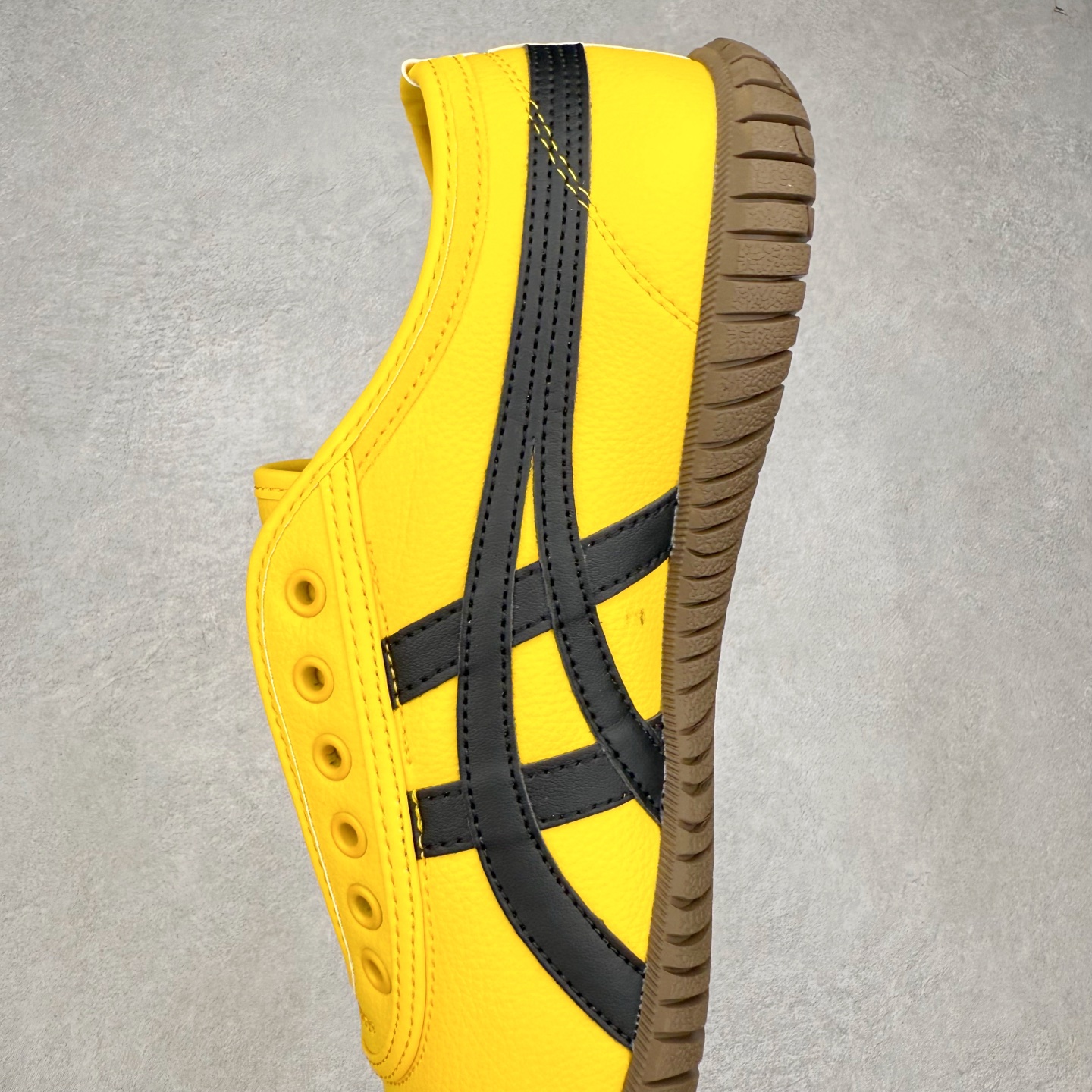 图片[7]-Onitsuka Tiger鬼塚虎 Tsunahiki Slip-on 舒适百搭 防滑耐磨平衡轻便包裹性支撑回弹透气 低帮 生活休闲鞋 男女同款 虎爪造型的logo，鞋身稳定包裹系统，支撑鞋身。一脚蹬无鞋带设计，休闲时尚，穿着舒适。Onitsuka Tiger特有的橡胶配方，弹性及止滑效果良好。鞋子外侧品牌logo标志，从视觉上感受品牌的个性，提升品牌的认知度。牛皮革帮面韧性佳，透气性好，耐磨性高。Onitsuka Tiger鬼塚虎从运动中汲取灵感，并致力于打造融合舒适感受与创新设计的时尚品牌。品牌的设计风格既体现了对传统的致敬，同时也表达了对精致风格和现代创意的推崇。我们提供独具个性的全系列产品，打造从头到脚的整体穿搭。每件产品皆以精湛工艺匠心打造，细节考究，品质出众。 时尚品牌OnitsukaTiger鬼塚虎不断呈献富于现代气息的系列单品，巧妙结合经典传承与锐意创新，并融蕴时尚格调与运动风范。1949年，鬼塚喜八郎（Kihachiro Onitsuka）创立了Onitsuka有限公司，即ASICS的前身。该品牌自成立之初便以促进青少年健康为已任，一以贯之，终令OnitsukaTigerStripes成为世界知名运动品牌的代名词。如今，这一传奇仍在日本传统和现代美学的融合中延续。从历久弥新的经典造型，到别具一格的新颖风格，通过与志同道合的艺术家、文化鉴赏家合作 OnitsukaTiger鬼塚虎的每一款鞋履、服装和配饰都回荡着品牌精神。尺码：36 37 37.5 38 39 39.5 40 40.5 41.5 42 42.5 43.5 44 45-选品中心