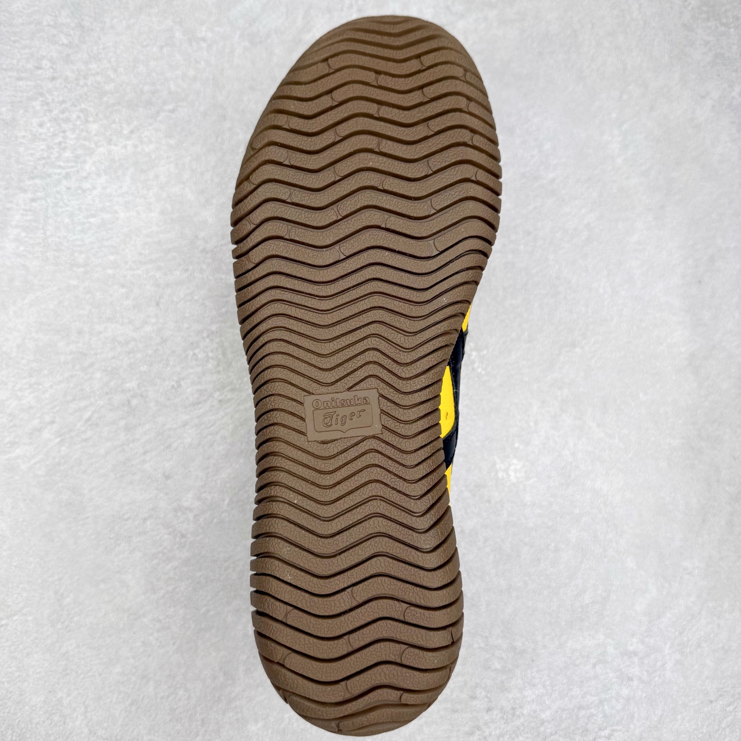 图片[9]-Onitsuka Tiger鬼塚虎 Tsunahiki Slip-on 舒适百搭 防滑耐磨平衡轻便包裹性支撑回弹透气 低帮 生活休闲鞋 男女同款 虎爪造型的logo，鞋身稳定包裹系统，支撑鞋身。一脚蹬无鞋带设计，休闲时尚，穿着舒适。Onitsuka Tiger特有的橡胶配方，弹性及止滑效果良好。鞋子外侧品牌logo标志，从视觉上感受品牌的个性，提升品牌的认知度。牛皮革帮面韧性佳，透气性好，耐磨性高。Onitsuka Tiger鬼塚虎从运动中汲取灵感，并致力于打造融合舒适感受与创新设计的时尚品牌。品牌的设计风格既体现了对传统的致敬，同时也表达了对精致风格和现代创意的推崇。我们提供独具个性的全系列产品，打造从头到脚的整体穿搭。每件产品皆以精湛工艺匠心打造，细节考究，品质出众。 时尚品牌OnitsukaTiger鬼塚虎不断呈献富于现代气息的系列单品，巧妙结合经典传承与锐意创新，并融蕴时尚格调与运动风范。1949年，鬼塚喜八郎（Kihachiro Onitsuka）创立了Onitsuka有限公司，即ASICS的前身。该品牌自成立之初便以促进青少年健康为已任，一以贯之，终令OnitsukaTigerStripes成为世界知名运动品牌的代名词。如今，这一传奇仍在日本传统和现代美学的融合中延续。从历久弥新的经典造型，到别具一格的新颖风格，通过与志同道合的艺术家、文化鉴赏家合作 OnitsukaTiger鬼塚虎的每一款鞋履、服装和配饰都回荡着品牌精神。尺码：36 37 37.5 38 39 39.5 40 40.5 41.5 42 42.5 43.5 44 45-选品中心