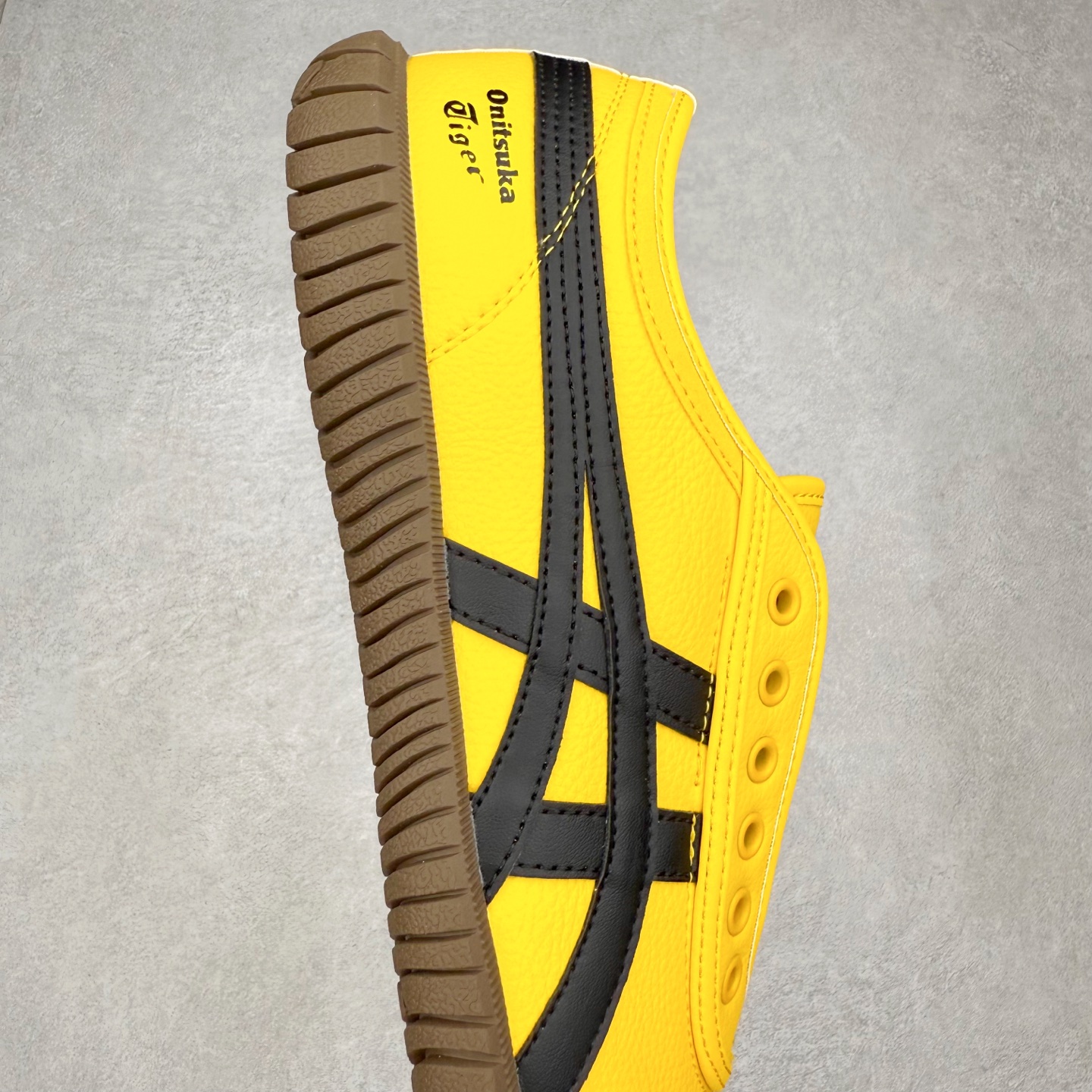 图片[6]-Onitsuka Tiger鬼塚虎 Tsunahiki Slip-on 舒适百搭 防滑耐磨平衡轻便包裹性支撑回弹透气 低帮 生活休闲鞋 男女同款 虎爪造型的logo，鞋身稳定包裹系统，支撑鞋身。一脚蹬无鞋带设计，休闲时尚，穿着舒适。Onitsuka Tiger特有的橡胶配方，弹性及止滑效果良好。鞋子外侧品牌logo标志，从视觉上感受品牌的个性，提升品牌的认知度。牛皮革帮面韧性佳，透气性好，耐磨性高。Onitsuka Tiger鬼塚虎从运动中汲取灵感，并致力于打造融合舒适感受与创新设计的时尚品牌。品牌的设计风格既体现了对传统的致敬，同时也表达了对精致风格和现代创意的推崇。我们提供独具个性的全系列产品，打造从头到脚的整体穿搭。每件产品皆以精湛工艺匠心打造，细节考究，品质出众。 时尚品牌OnitsukaTiger鬼塚虎不断呈献富于现代气息的系列单品，巧妙结合经典传承与锐意创新，并融蕴时尚格调与运动风范。1949年，鬼塚喜八郎（Kihachiro Onitsuka）创立了Onitsuka有限公司，即ASICS的前身。该品牌自成立之初便以促进青少年健康为已任，一以贯之，终令OnitsukaTigerStripes成为世界知名运动品牌的代名词。如今，这一传奇仍在日本传统和现代美学的融合中延续。从历久弥新的经典造型，到别具一格的新颖风格，通过与志同道合的艺术家、文化鉴赏家合作 OnitsukaTiger鬼塚虎的每一款鞋履、服装和配饰都回荡着品牌精神。尺码：36 37 37.5 38 39 39.5 40 40.5 41.5 42 42.5 43.5 44 45-选品中心