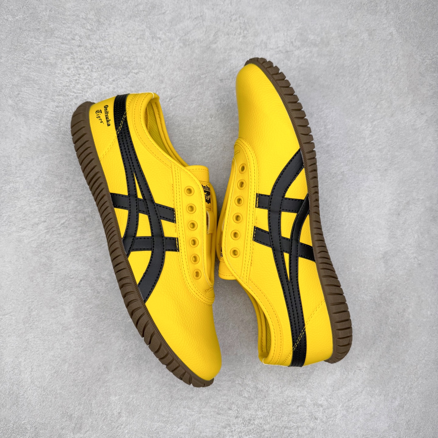 图片[3]-Onitsuka Tiger鬼塚虎 Tsunahiki Slip-on 舒适百搭 防滑耐磨平衡轻便包裹性支撑回弹透气 低帮 生活休闲鞋 男女同款 虎爪造型的logo，鞋身稳定包裹系统，支撑鞋身。一脚蹬无鞋带设计，休闲时尚，穿着舒适。Onitsuka Tiger特有的橡胶配方，弹性及止滑效果良好。鞋子外侧品牌logo标志，从视觉上感受品牌的个性，提升品牌的认知度。牛皮革帮面韧性佳，透气性好，耐磨性高。Onitsuka Tiger鬼塚虎从运动中汲取灵感，并致力于打造融合舒适感受与创新设计的时尚品牌。品牌的设计风格既体现了对传统的致敬，同时也表达了对精致风格和现代创意的推崇。我们提供独具个性的全系列产品，打造从头到脚的整体穿搭。每件产品皆以精湛工艺匠心打造，细节考究，品质出众。 时尚品牌OnitsukaTiger鬼塚虎不断呈献富于现代气息的系列单品，巧妙结合经典传承与锐意创新，并融蕴时尚格调与运动风范。1949年，鬼塚喜八郎（Kihachiro Onitsuka）创立了Onitsuka有限公司，即ASICS的前身。该品牌自成立之初便以促进青少年健康为已任，一以贯之，终令OnitsukaTigerStripes成为世界知名运动品牌的代名词。如今，这一传奇仍在日本传统和现代美学的融合中延续。从历久弥新的经典造型，到别具一格的新颖风格，通过与志同道合的艺术家、文化鉴赏家合作 OnitsukaTiger鬼塚虎的每一款鞋履、服装和配饰都回荡着品牌精神。尺码：36 37 37.5 38 39 39.5 40 40.5 41.5 42 42.5 43.5 44 45-选品中心