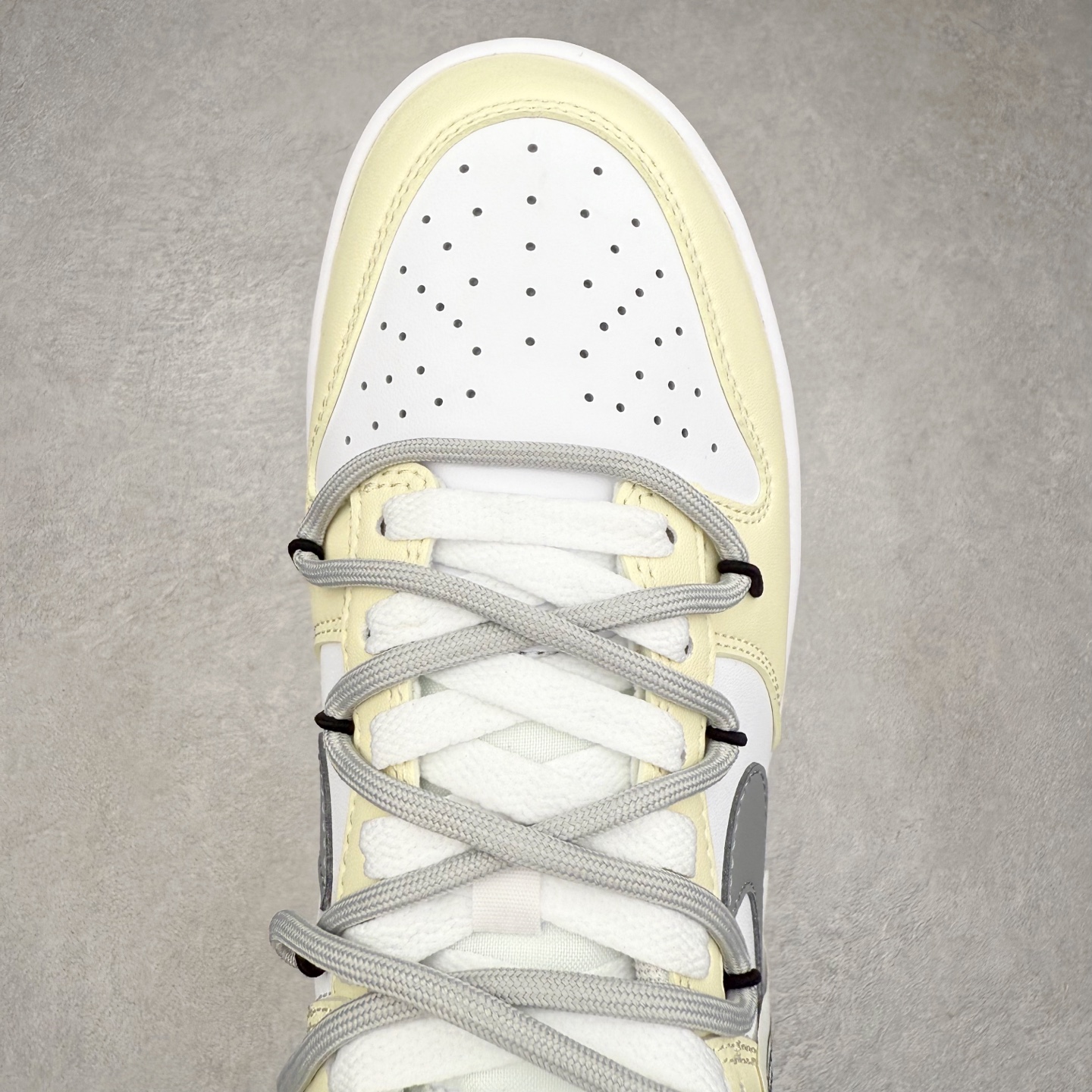 图片[4]-NK Dunk Low DD1391-100 定制系列天花板 无原鞋不开发 全系列得物原鞋一比一校对开发 配色持续更新中 终端对接 优势输出 全套原厂楦头原纸板数据档案倾力打造 原汁原味莞产 极致还原 圈内最强针车工艺 高端零售指定版 广东原厂配套原盒原标 鞋盒分三个尺码段 原厂冲刀 超高清洁度 全鞋零毛边皮料切割 采用原厂百宏鞋带以及原厂百宏织唛舌标 内标可供原厂几率过验 进口原装条纹中底布 四线拉帮白色点胶 原厂拉帮手法遵循公司 原厂电绣 极致还原 尺码：36 36.5 37.5 38 38.5 39 40 40.5 41 42 42.5 43 44 44.5 45 46-选品中心