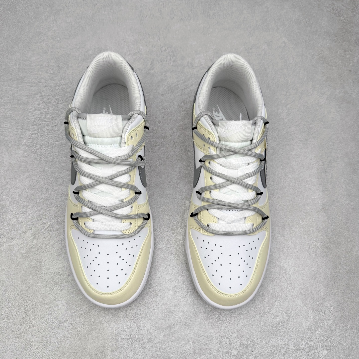 图片[2]-NK Dunk Low DD1391-100 定制系列天花板 无原鞋不开发 全系列得物原鞋一比一校对开发 配色持续更新中 终端对接 优势输出 全套原厂楦头原纸板数据档案倾力打造 原汁原味莞产 极致还原 圈内最强针车工艺 高端零售指定版 广东原厂配套原盒原标 鞋盒分三个尺码段 原厂冲刀 超高清洁度 全鞋零毛边皮料切割 采用原厂百宏鞋带以及原厂百宏织唛舌标 内标可供原厂几率过验 进口原装条纹中底布 四线拉帮白色点胶 原厂拉帮手法遵循公司 原厂电绣 极致还原 尺码：36 36.5 37.5 38 38.5 39 40 40.5 41 42 42.5 43 44 44.5 45 46-选品中心