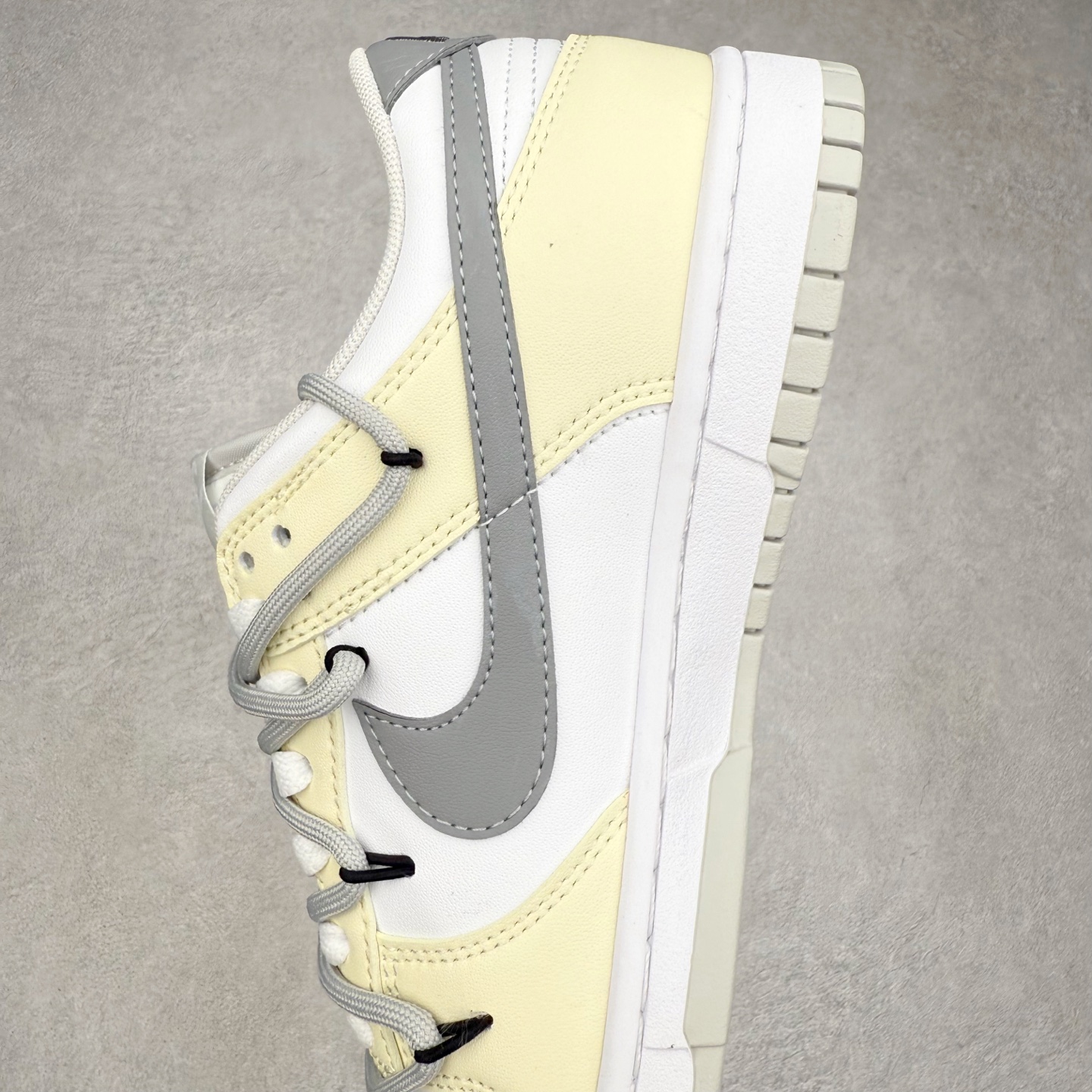 图片[7]-NK Dunk Low DD1391-100 定制系列天花板 无原鞋不开发 全系列得物原鞋一比一校对开发 配色持续更新中 终端对接 优势输出 全套原厂楦头原纸板数据档案倾力打造 原汁原味莞产 极致还原 圈内最强针车工艺 高端零售指定版 广东原厂配套原盒原标 鞋盒分三个尺码段 原厂冲刀 超高清洁度 全鞋零毛边皮料切割 采用原厂百宏鞋带以及原厂百宏织唛舌标 内标可供原厂几率过验 进口原装条纹中底布 四线拉帮白色点胶 原厂拉帮手法遵循公司 原厂电绣 极致还原 尺码：36 36.5 37.5 38 38.5 39 40 40.5 41 42 42.5 43 44 44.5 45 46-选品中心