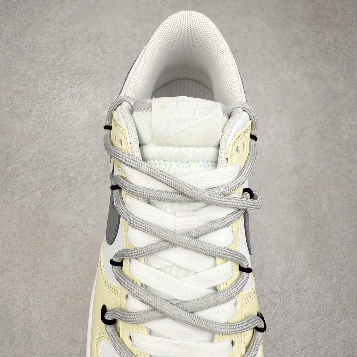 图片[5]-NK Dunk Low DD1391-100 定制系列天花板 无原鞋不开发 全系列得物原鞋一比一校对开发 配色持续更新中 终端对接 优势输出 全套原厂楦头原纸板数据档案倾力打造 原汁原味莞产 极致还原 圈内最强针车工艺 高端零售指定版 广东原厂配套原盒原标 鞋盒分三个尺码段 原厂冲刀 超高清洁度 全鞋零毛边皮料切割 采用原厂百宏鞋带以及原厂百宏织唛舌标 内标可供原厂几率过验 进口原装条纹中底布 四线拉帮白色点胶 原厂拉帮手法遵循公司 原厂电绣 极致还原 尺码：36 36.5 37.5 38 38.5 39 40 40.5 41 42 42.5 43 44 44.5 45 46-选品中心